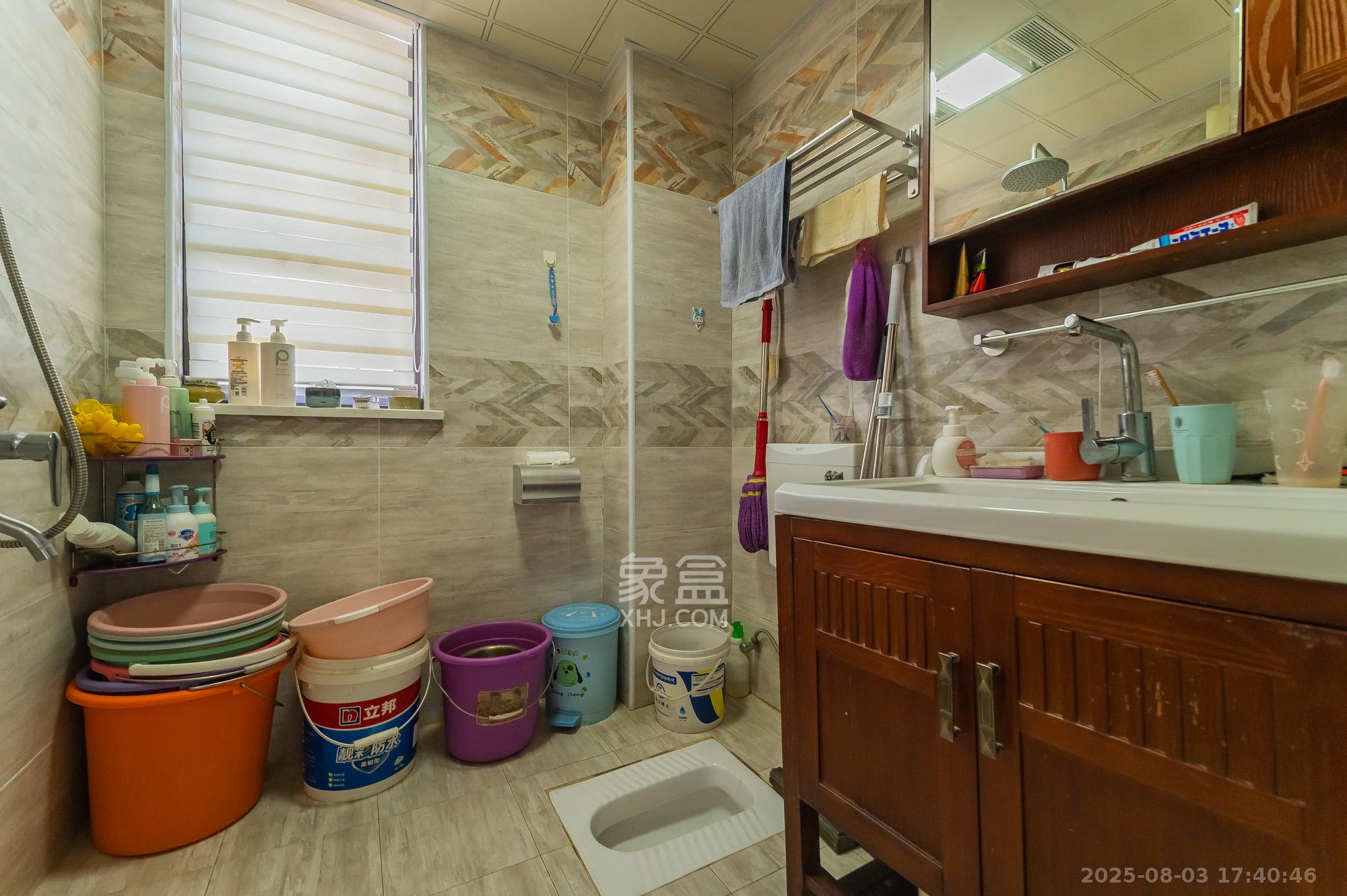 华润置地广场二期 3室2厅1卫 64.9万 华润置地广场二期 3室2厅1卫 64.9万卫生间