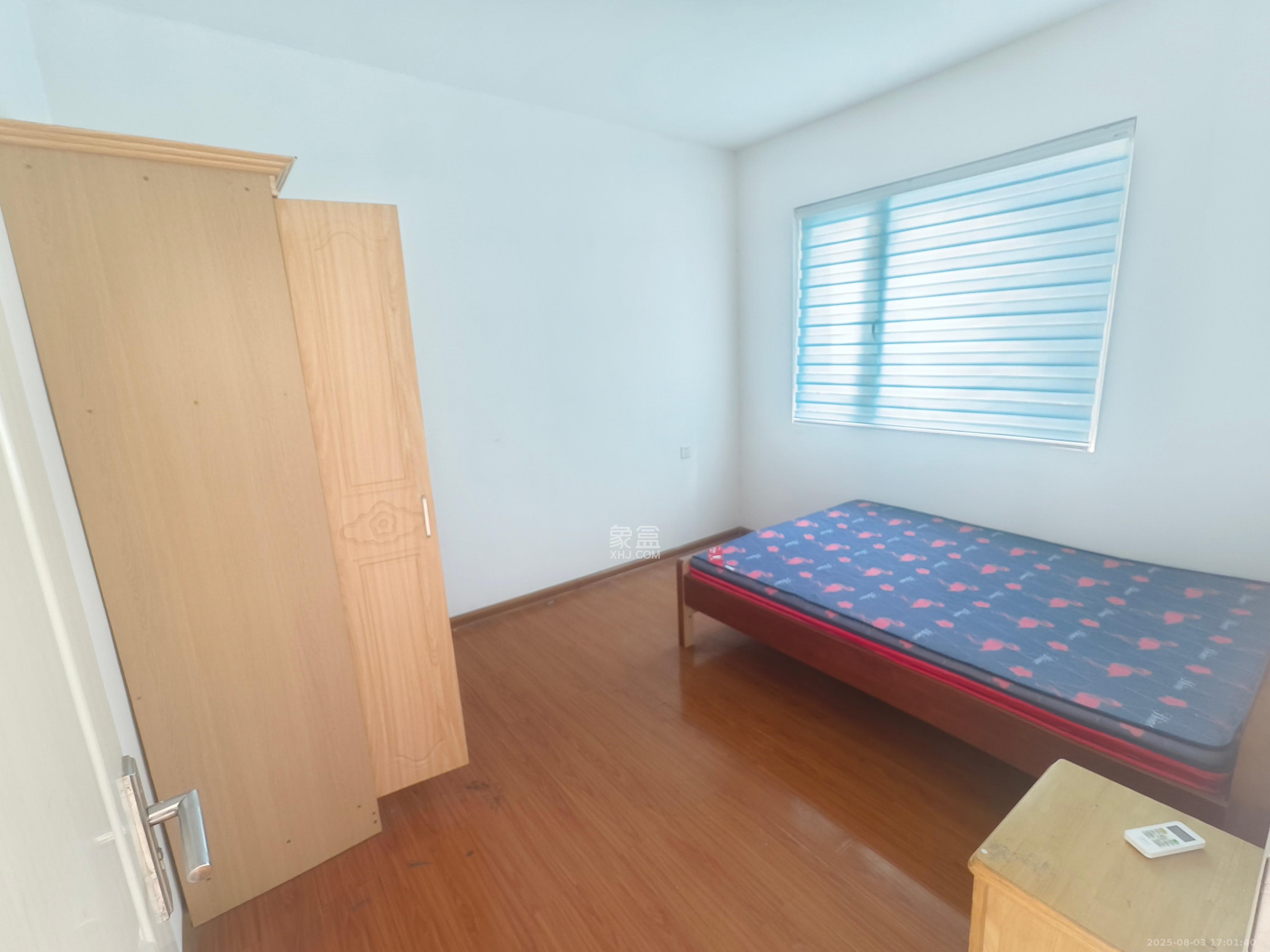 绿地海外滩一期  3室2厅1卫    1600.0元/月室内图