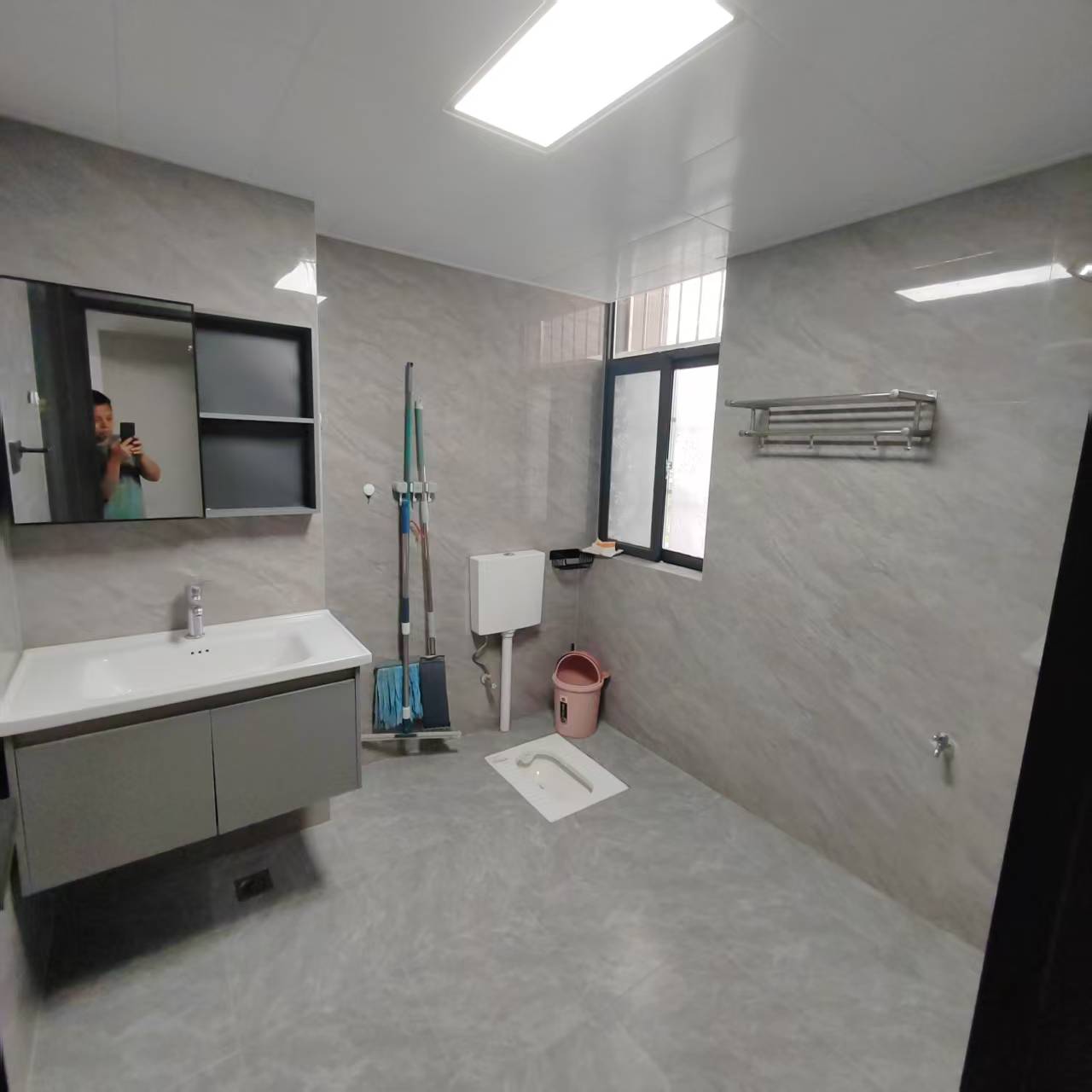 互助小区电梯房  3室2厅2卫   2200.00元/月室内图