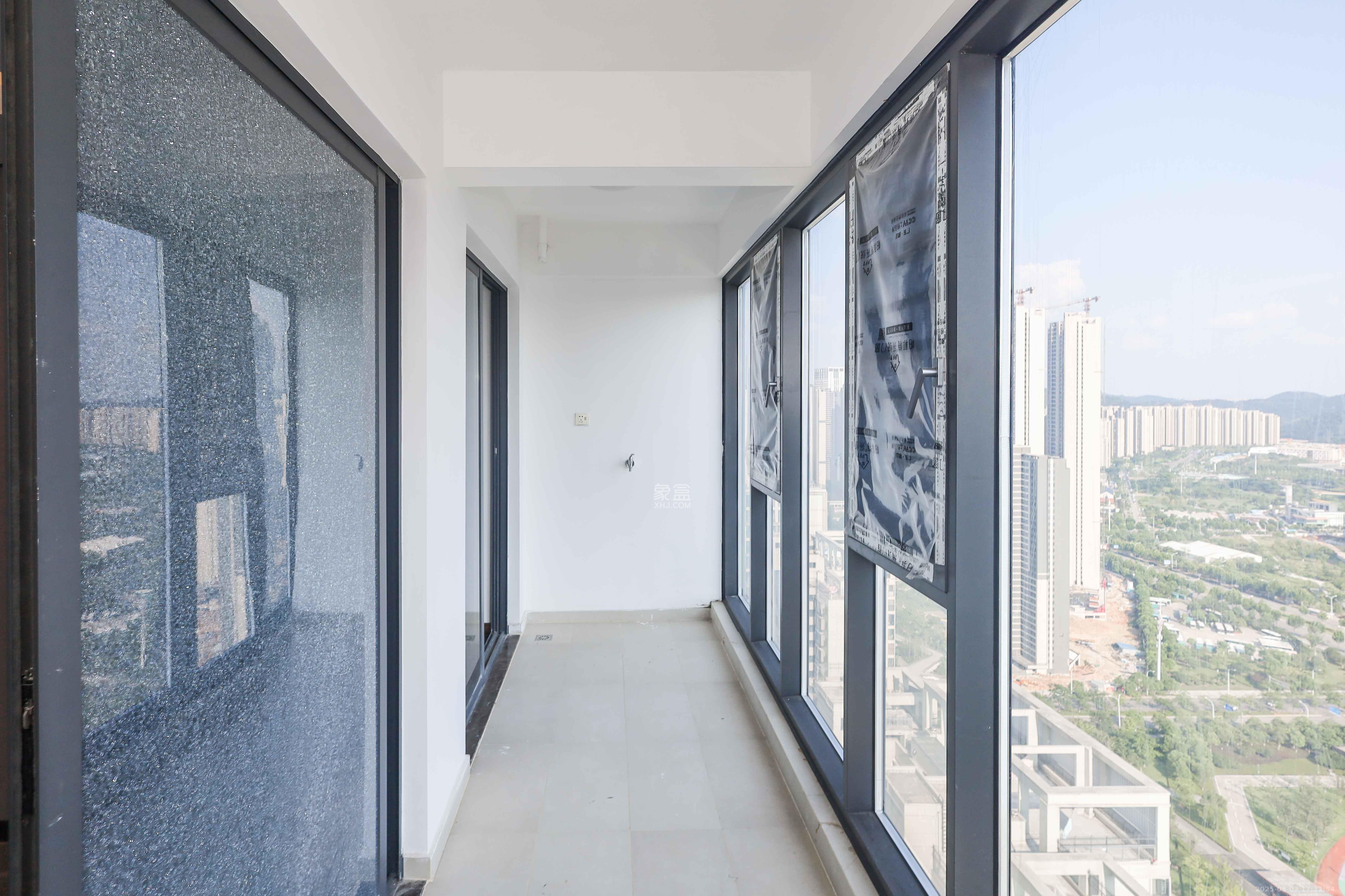 中国铁建湘语梅溪 3室2厅2卫 135.0万 中国铁建湘语梅溪 3室2厅2卫 135.0万阳台