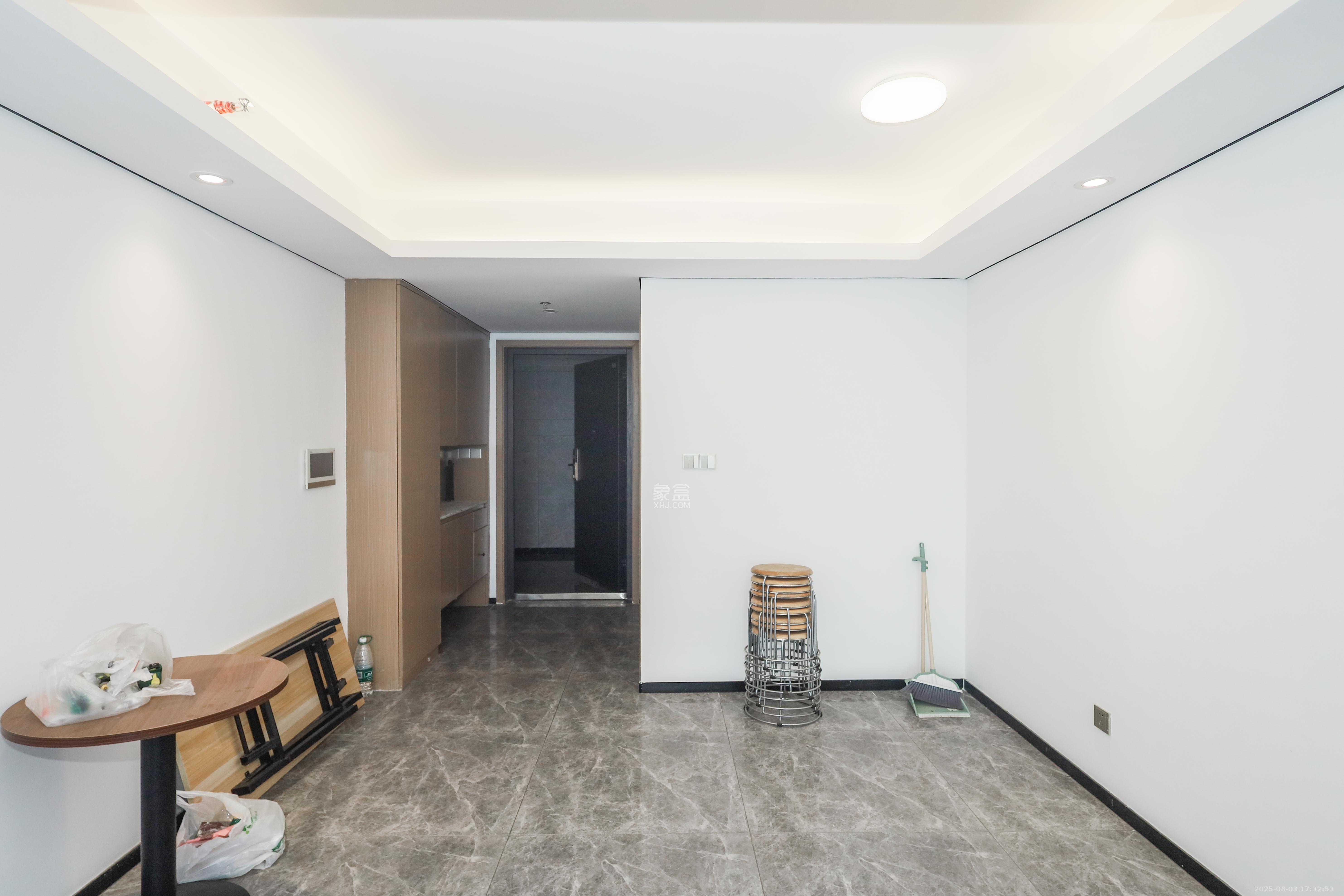 中国铁建湘语梅溪 3室2厅2卫 135.0万 中国铁建湘语梅溪 3室2厅2卫 135.0万客厅