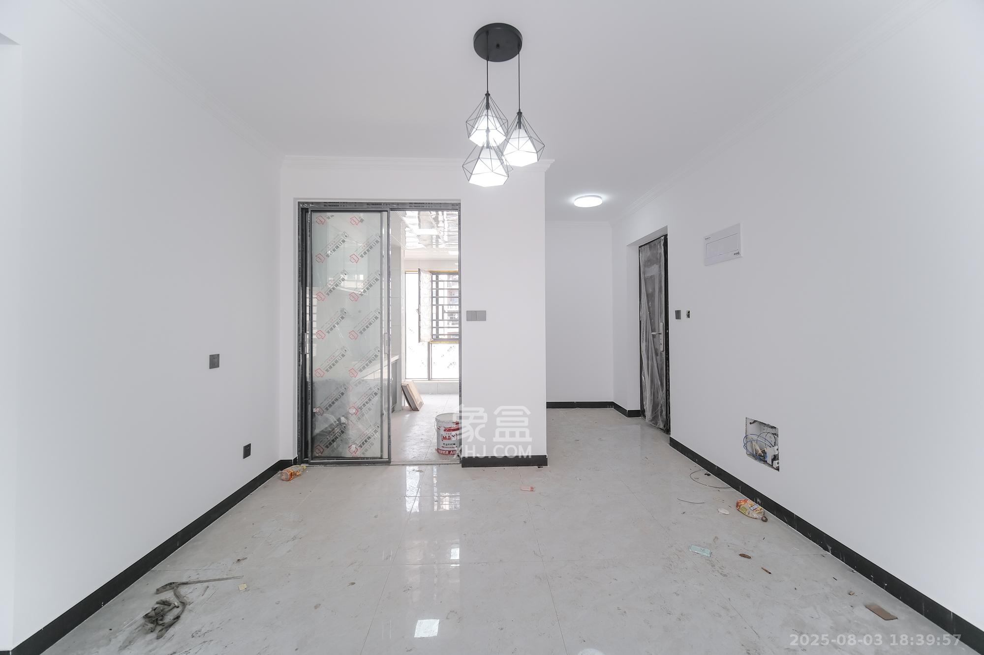 荣盛城  4室2厅2卫    77.8万客厅