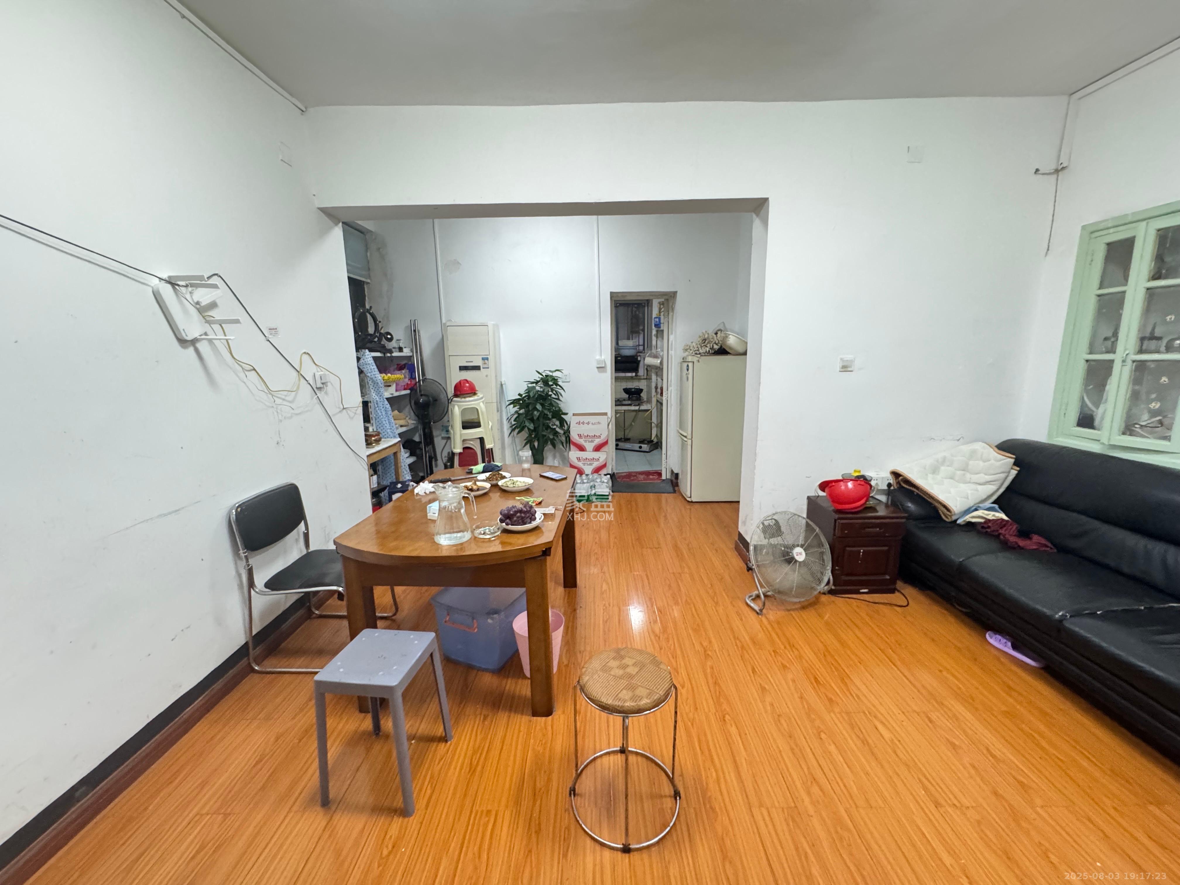 红旗区一片  3室1厅1卫    2000.0元/月 红旗区一片  3室1厅1卫    2000.0元/月室内图