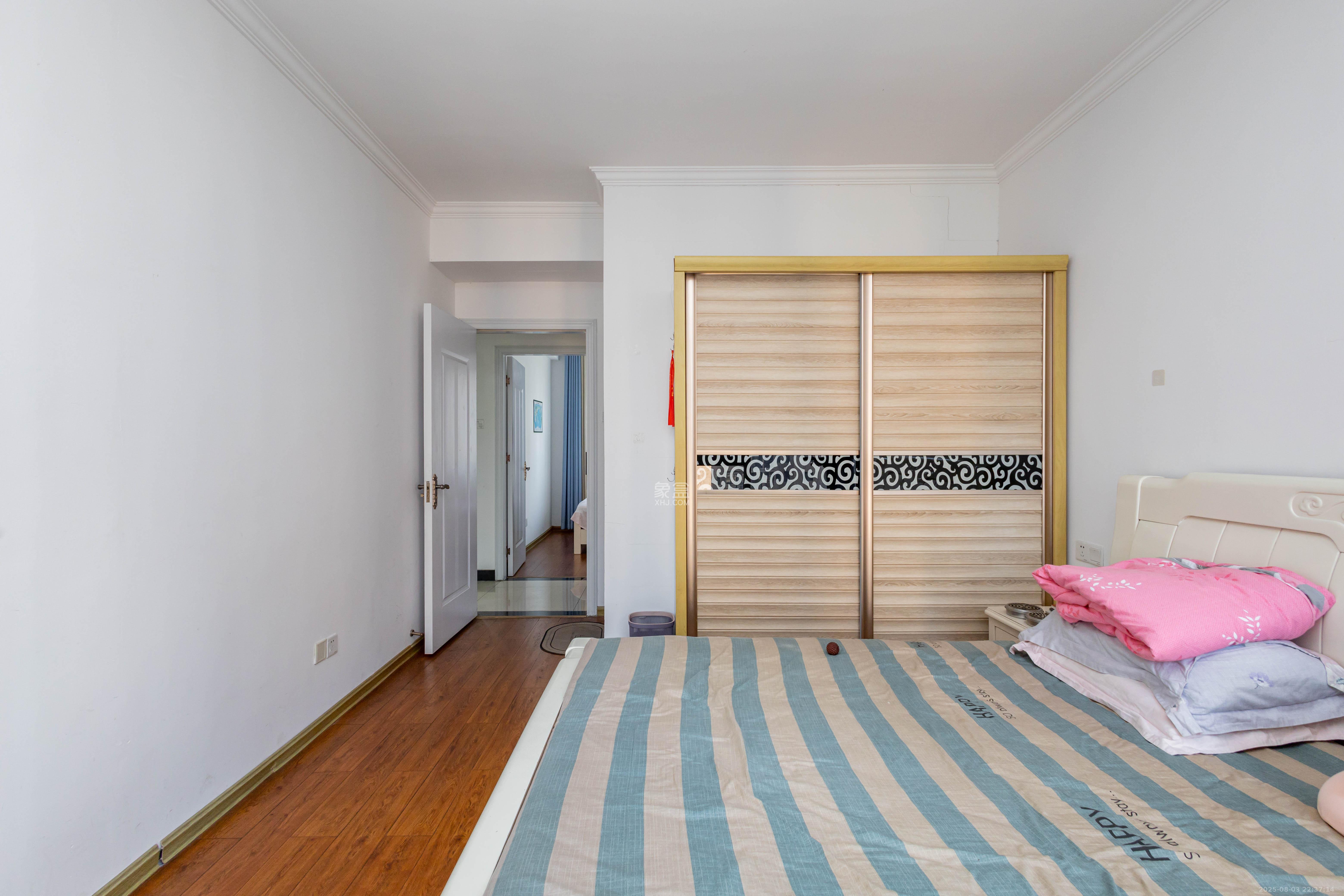 康桥长郡 4室2厅2卫 69.8万 康桥长郡 4室2厅2卫 69.8万卧室