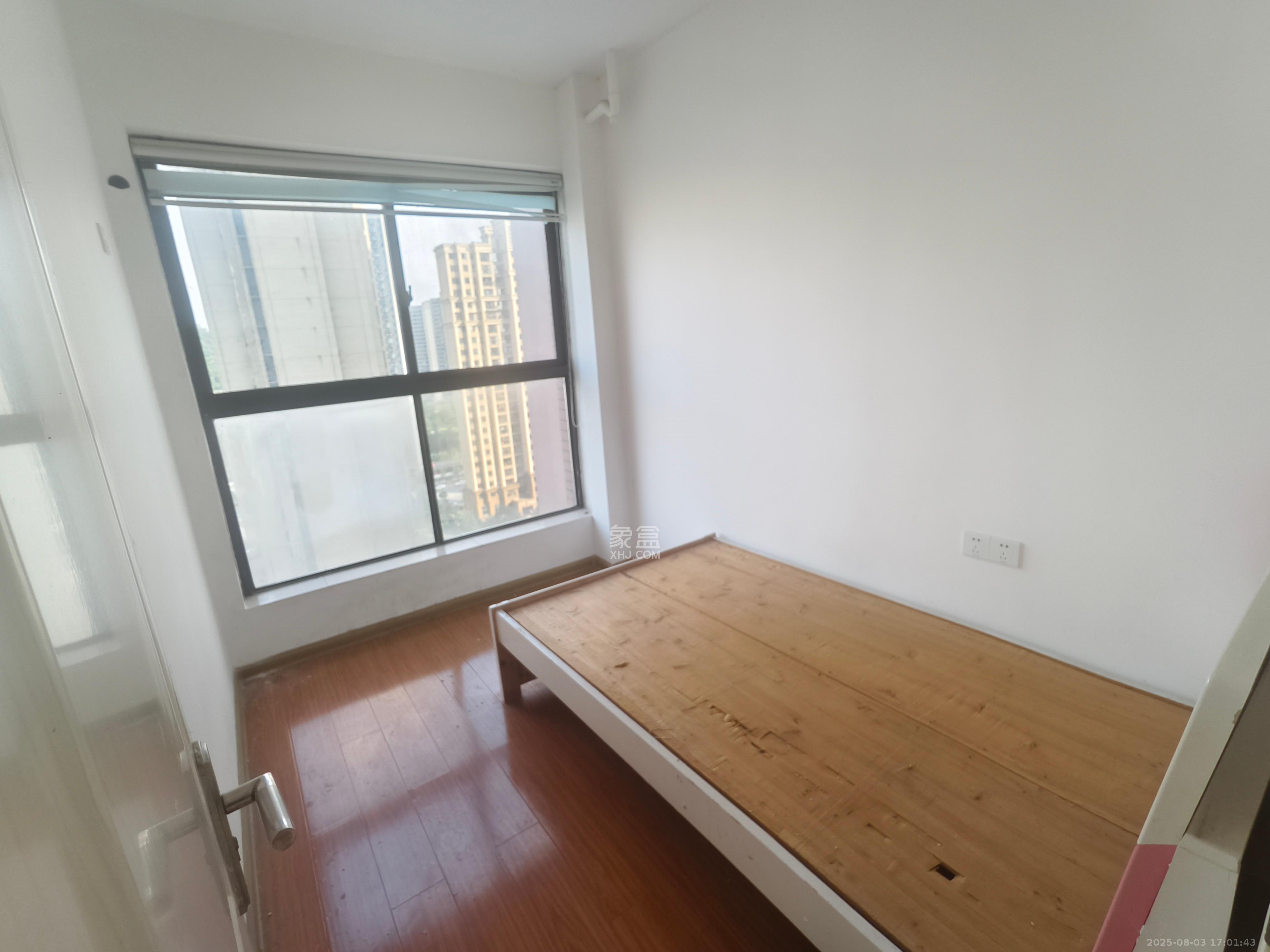 绿地海外滩一期  3室2厅1卫    1600.0元/月室内图