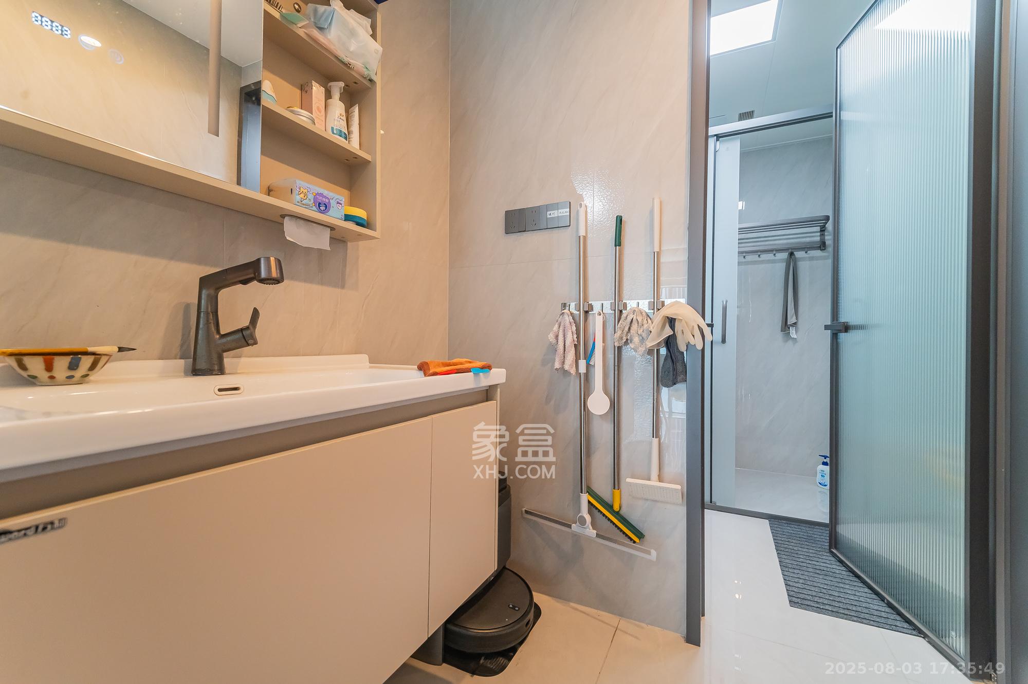 绿城美的明月江南  4室2厅3卫    309.8万卫生间