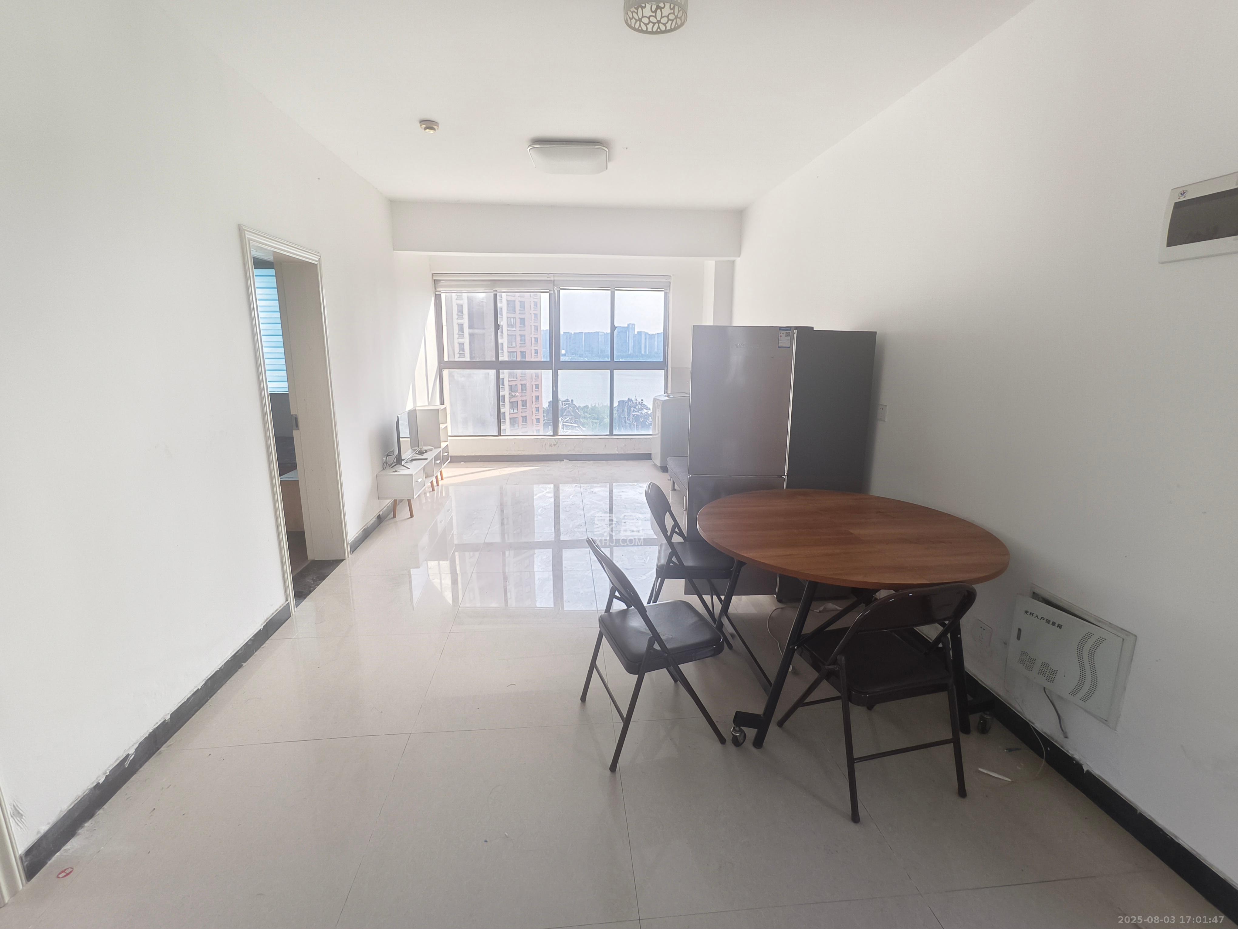 绿地海外滩一期  3室2厅1卫    1600.0元/月室内图