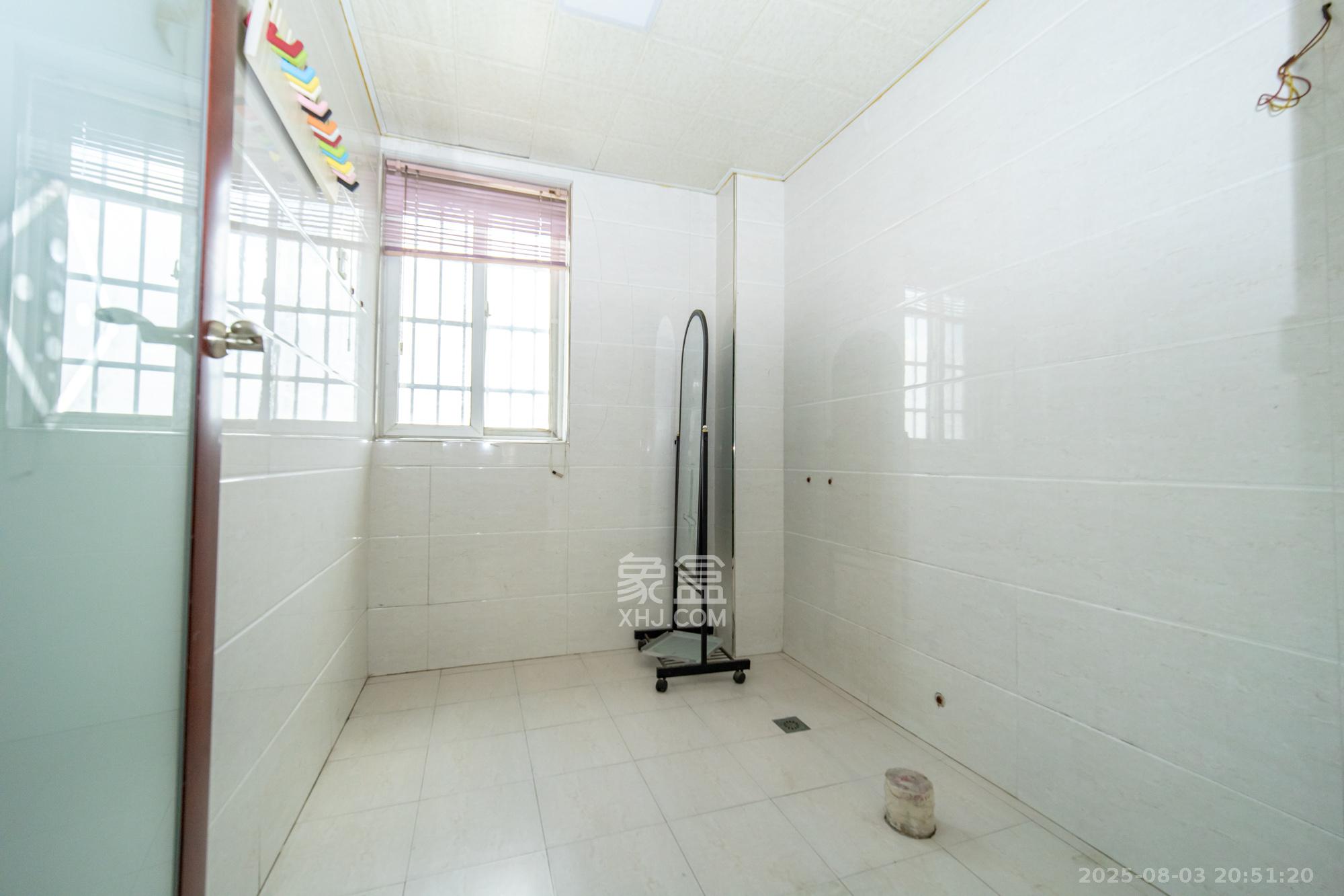 紫晶城 3室2厅2卫 56.8万 紫晶城 3室2厅2卫 56.8万卫生间