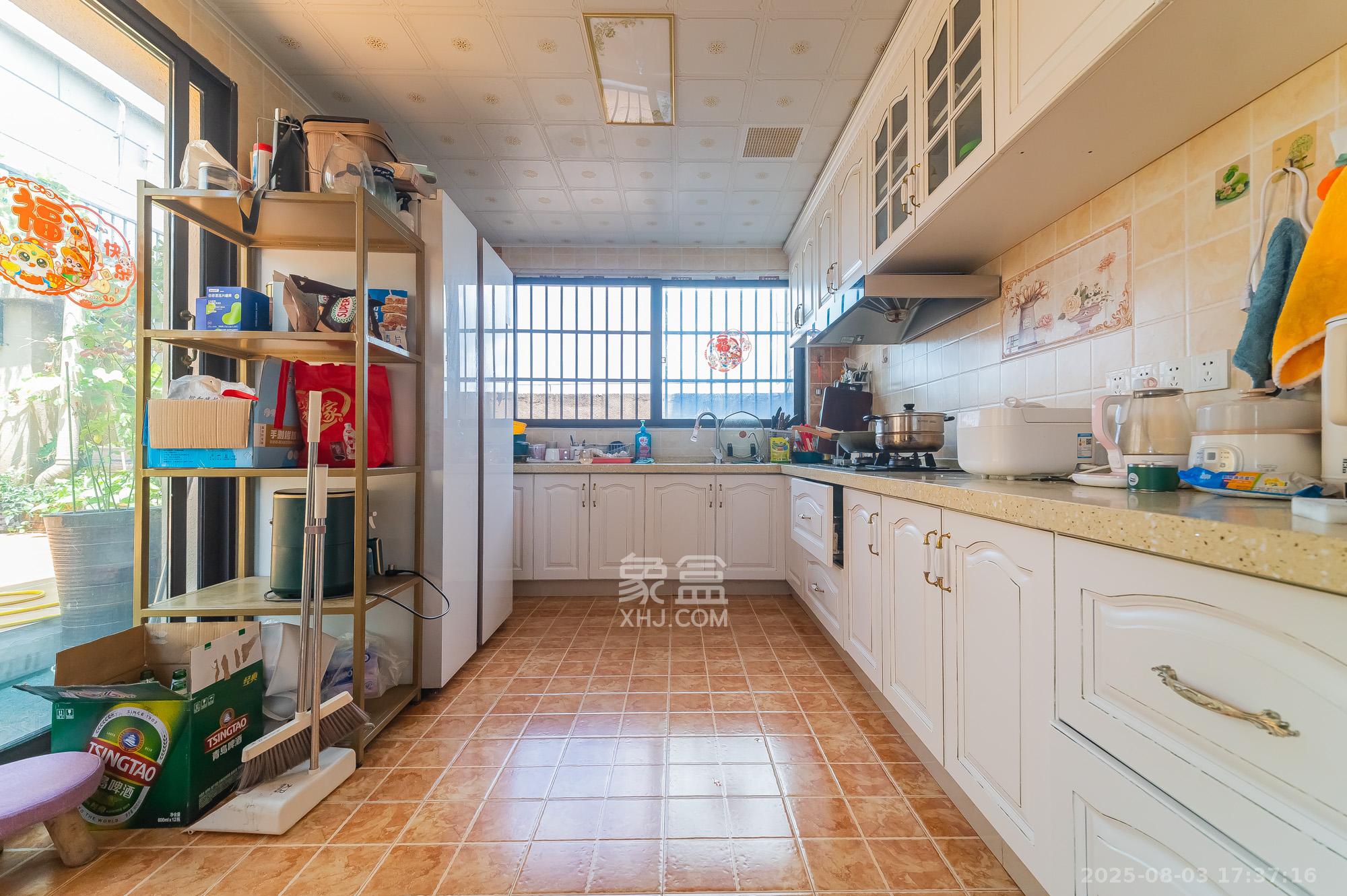 星湖湾二期高层  4室2厅2卫    142.8万厨房