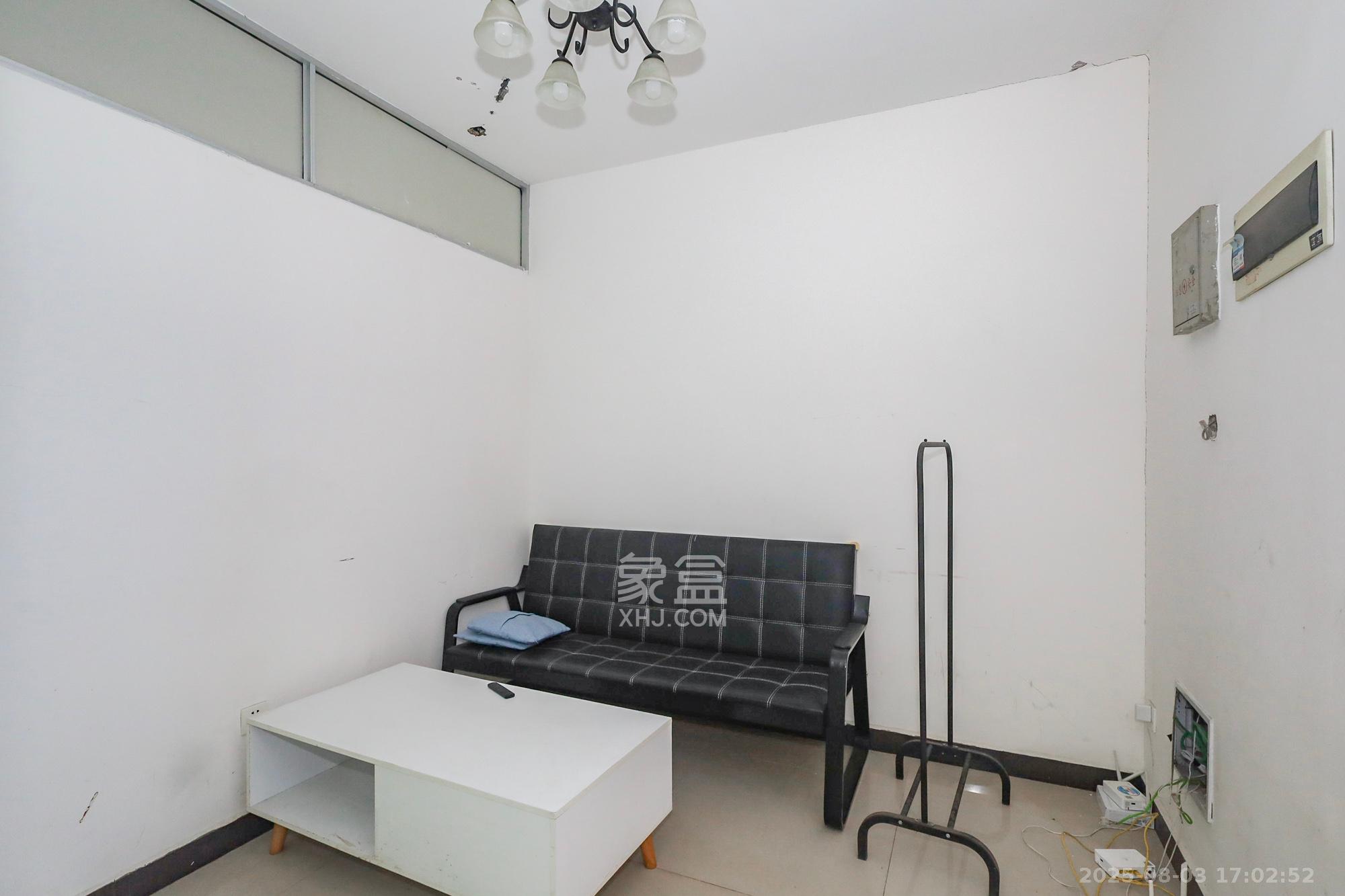 钰龙天下二期(钰龙佳园) 4室2厅2卫 225.0万 钰龙天下二期(钰龙佳园) 4室2厅2卫 225.0万客厅