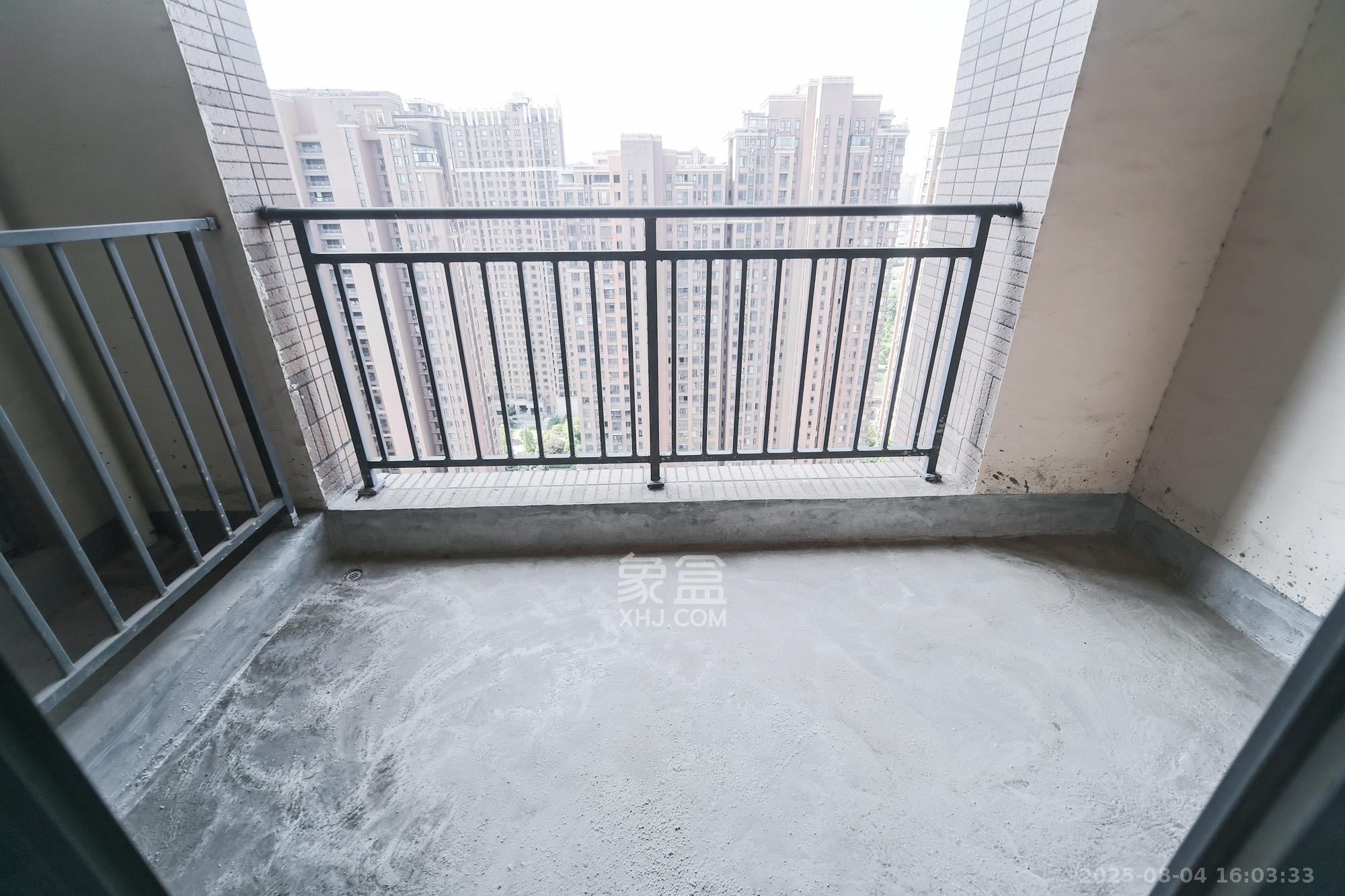 三一街区  5室2厅3卫    95.0万阳台