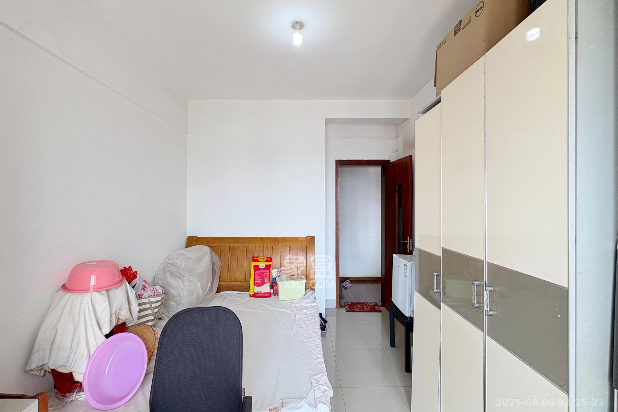 君临国际  3室1厅1卫    155.0万卧室