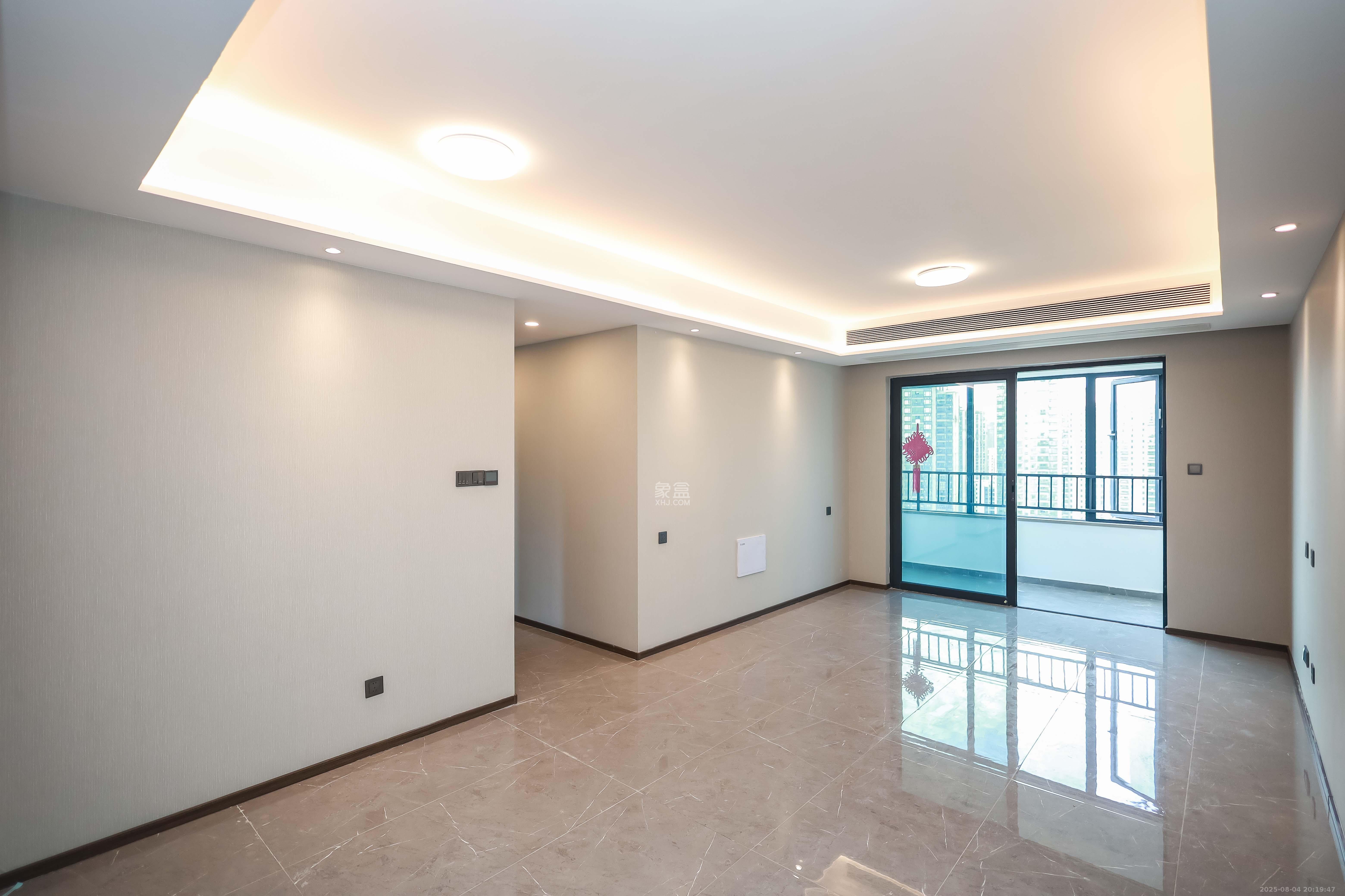 龙湖舜山府  3室2厅2卫    172.0万客厅