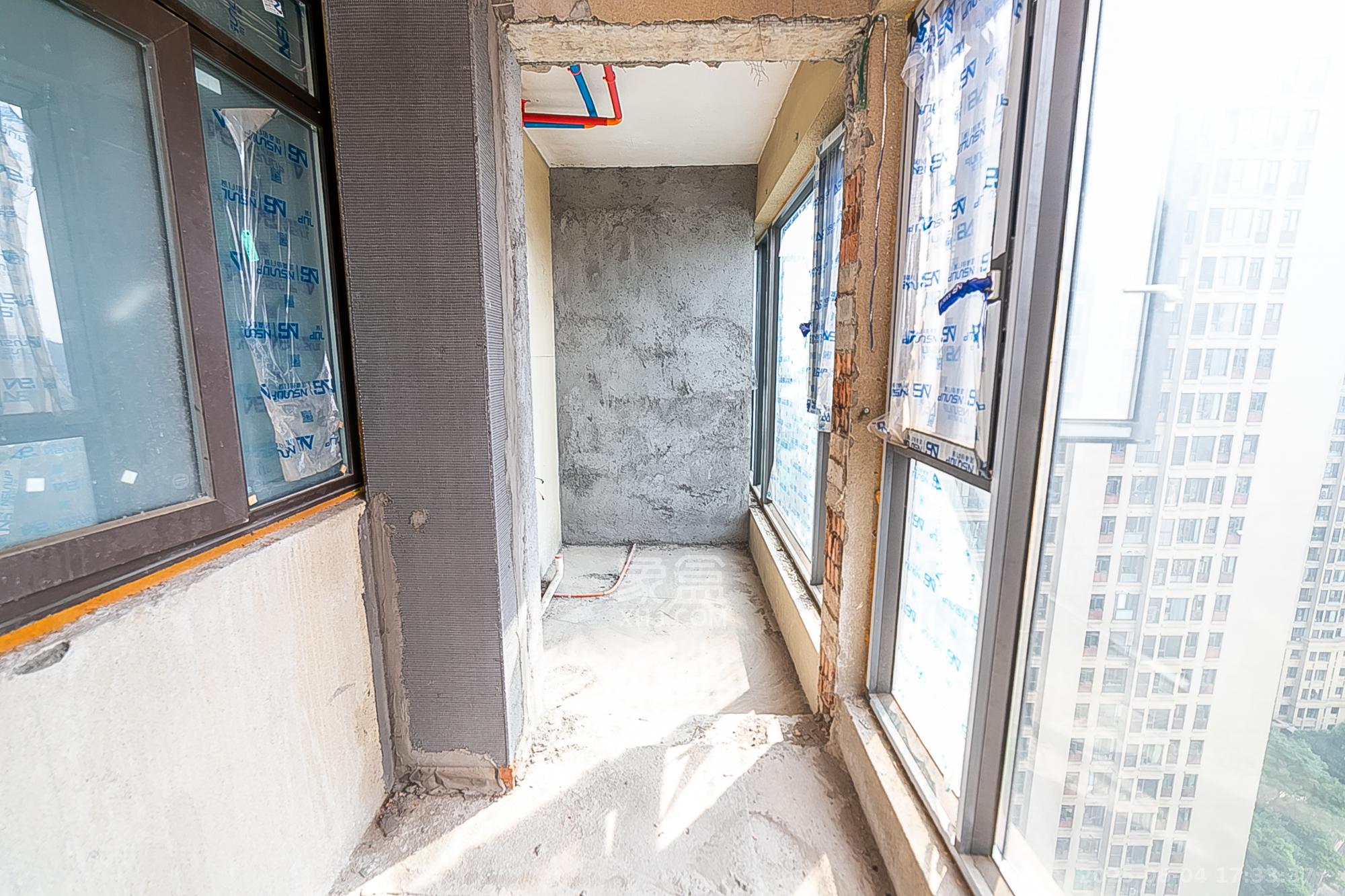 中建江山壹号  4室2厅3卫   359.00万阳台
