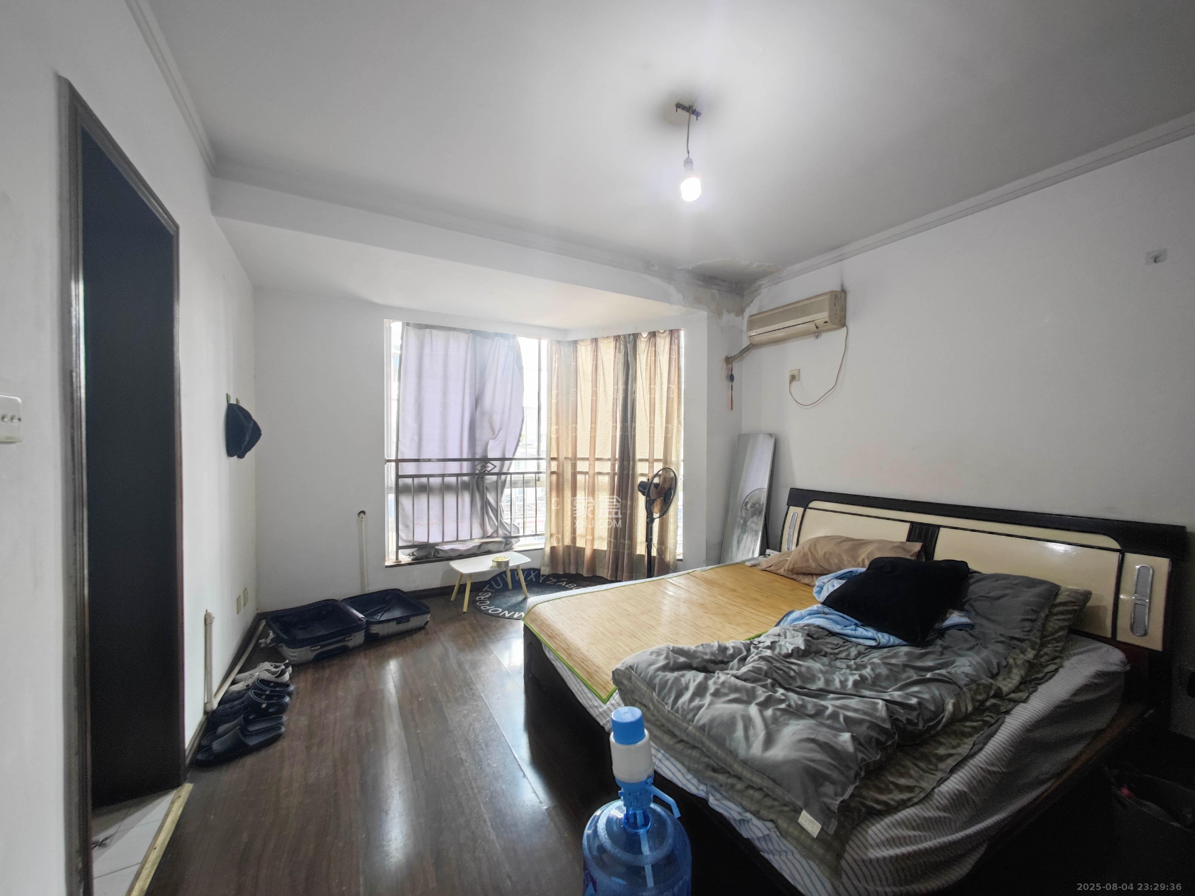 红星商贸城  4室2厅1卫    75.0万卧室