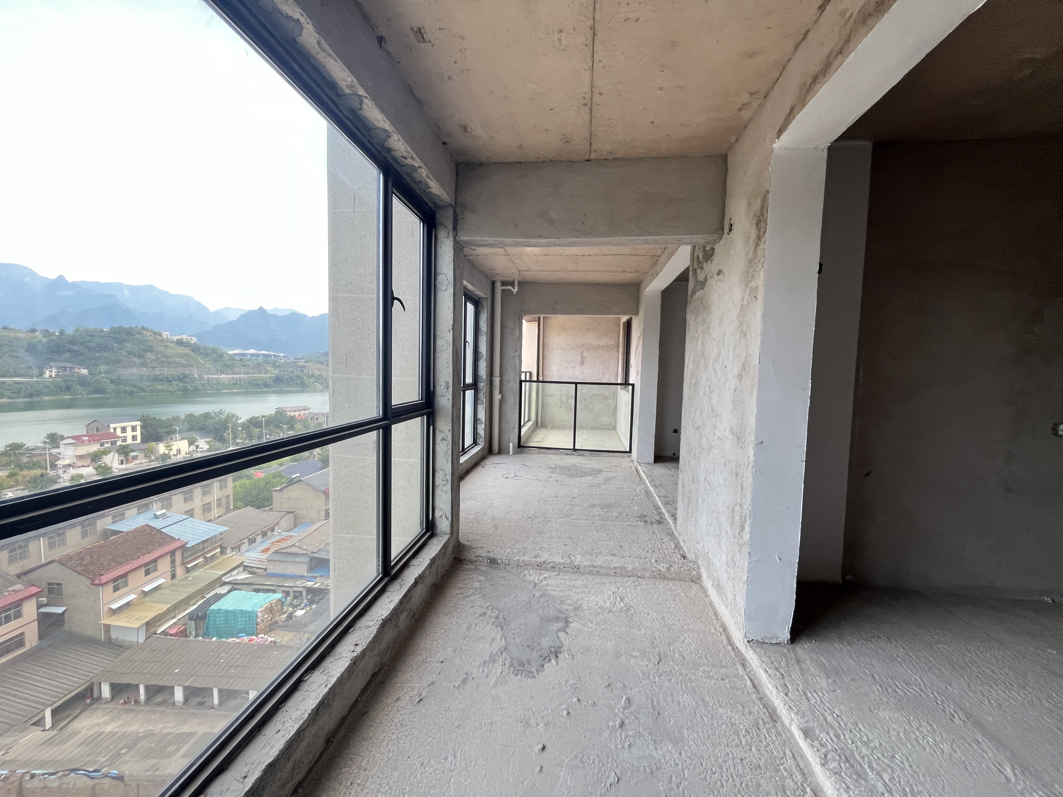 山水印象澜庭  3室2厅2卫   86.80万客厅