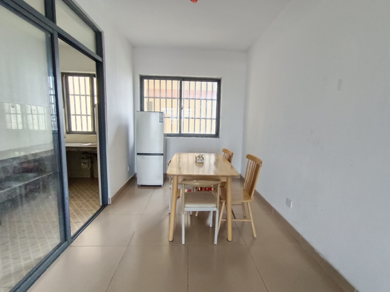 荣锦花园  3室2厅2卫    2400.0元/月 荣锦花园  3室2厅2卫    2400.0元/月室内图