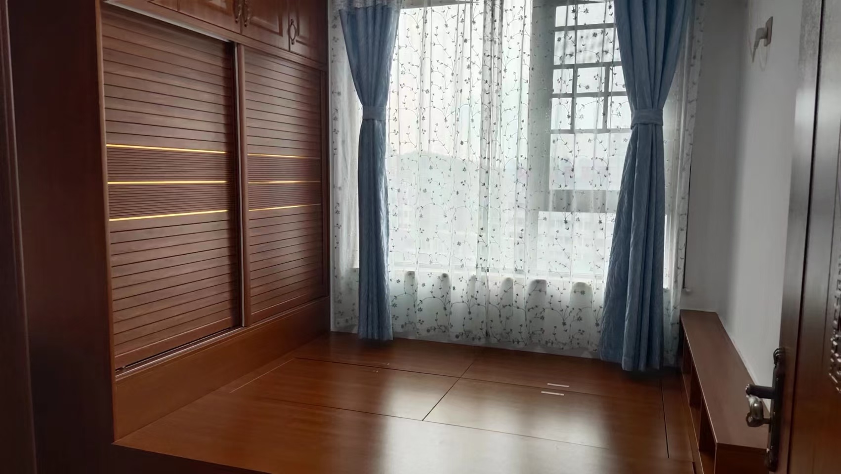 百弘学府城  3室2厅2卫    1700.0元/月室内图