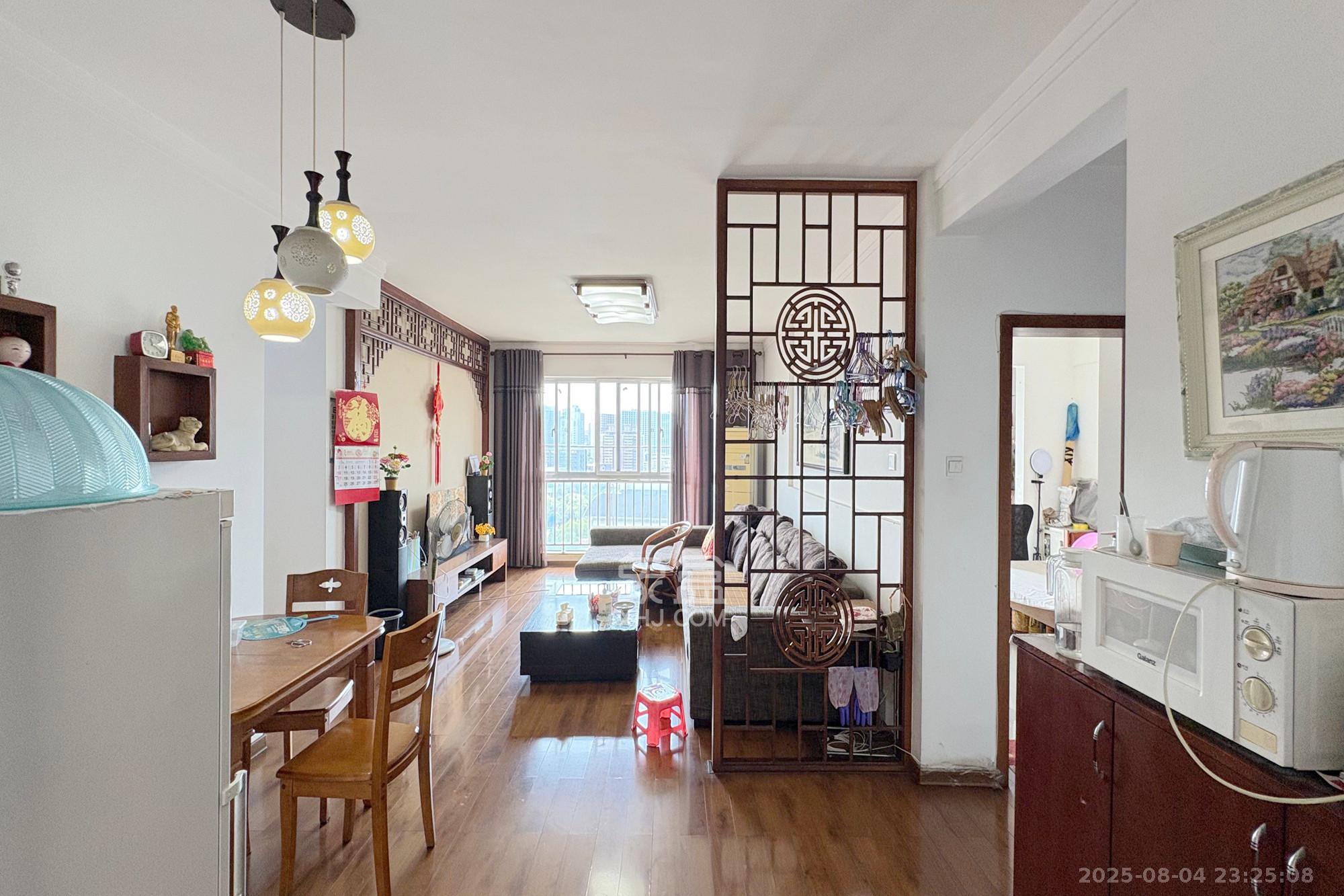 君临国际  3室1厅1卫    155.0万客厅