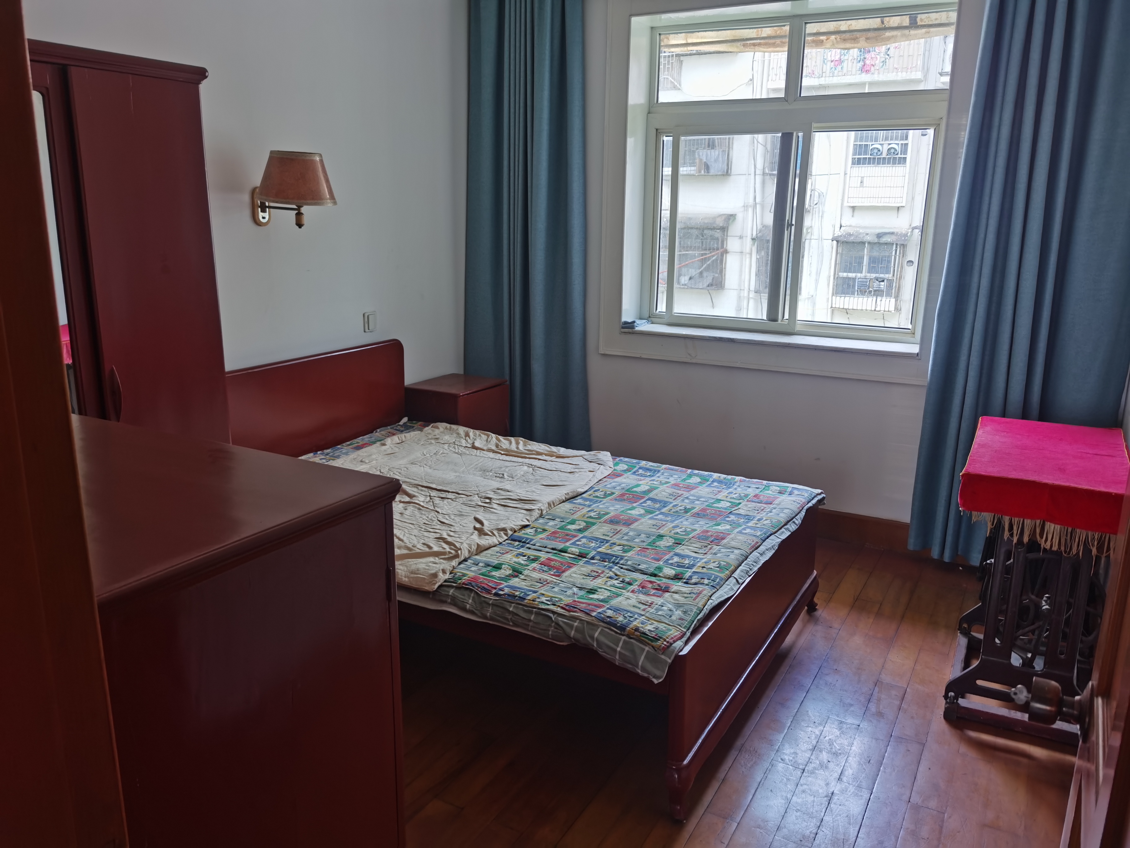 市人大政协机关大院住宅区(老市委) 3室1厅1卫 1300.0元/月 市人大政协机关大院住宅区(老市委) 3室1厅1卫 1300.0元/月室内图