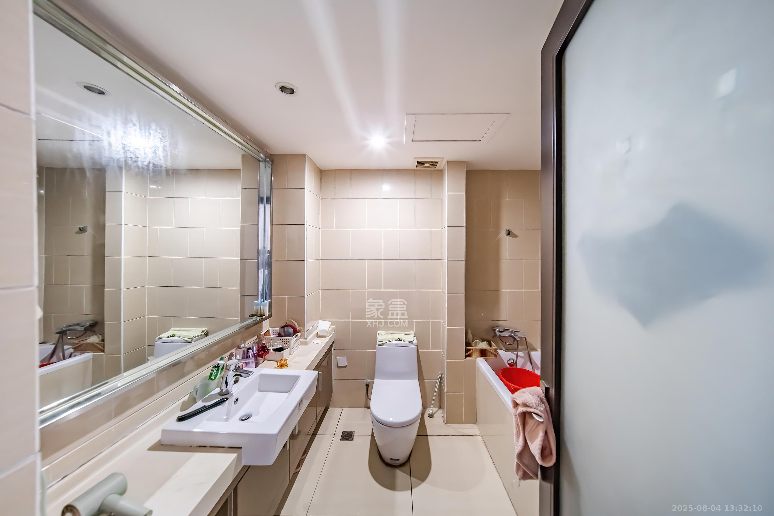 阳光100三期  3室2厅2卫    128.0万卫生间