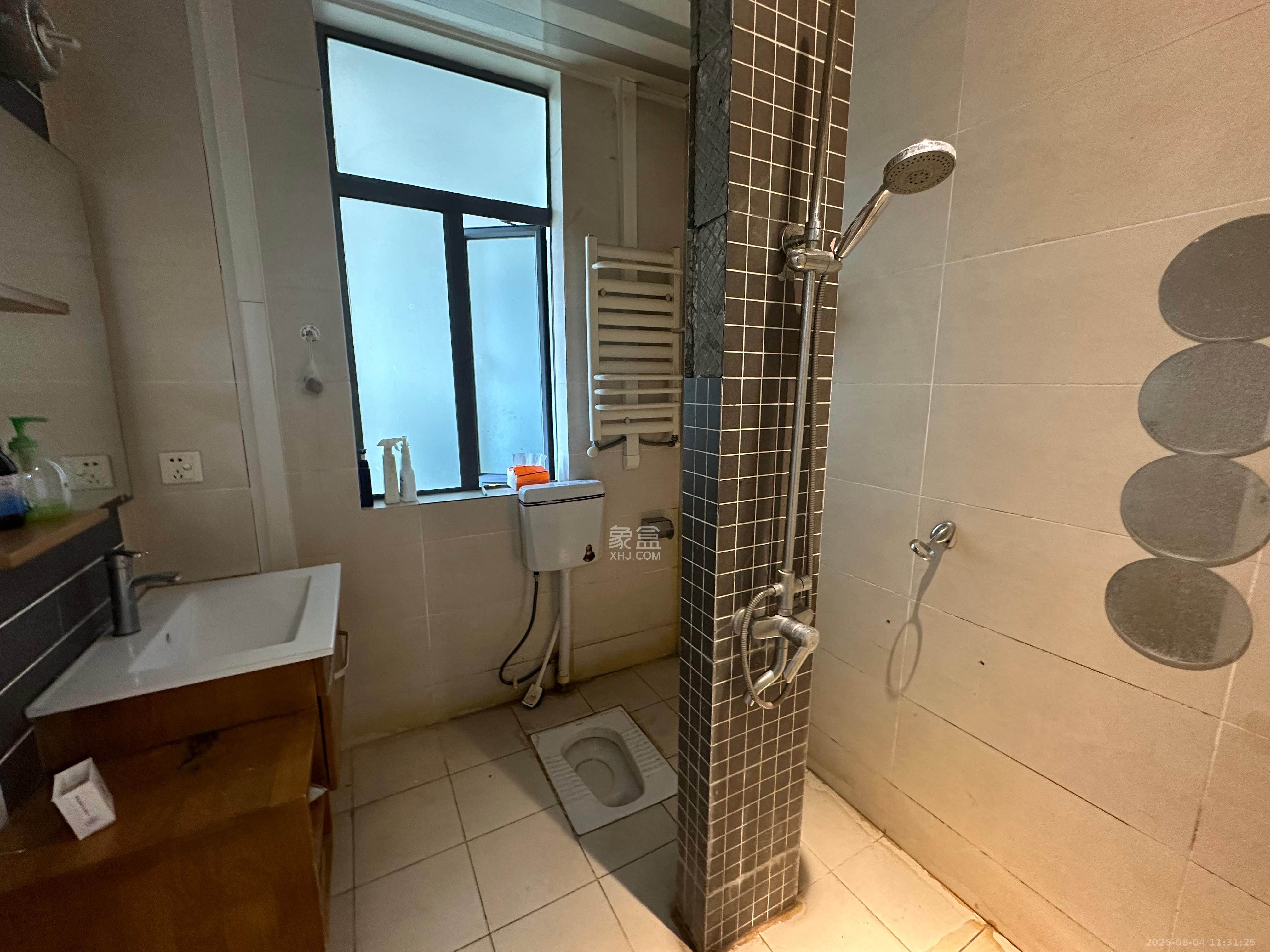 上海城小区 1室2厅1卫 2000.0元/月 上海城小区 1室2厅1卫 2000.0元/月室内图