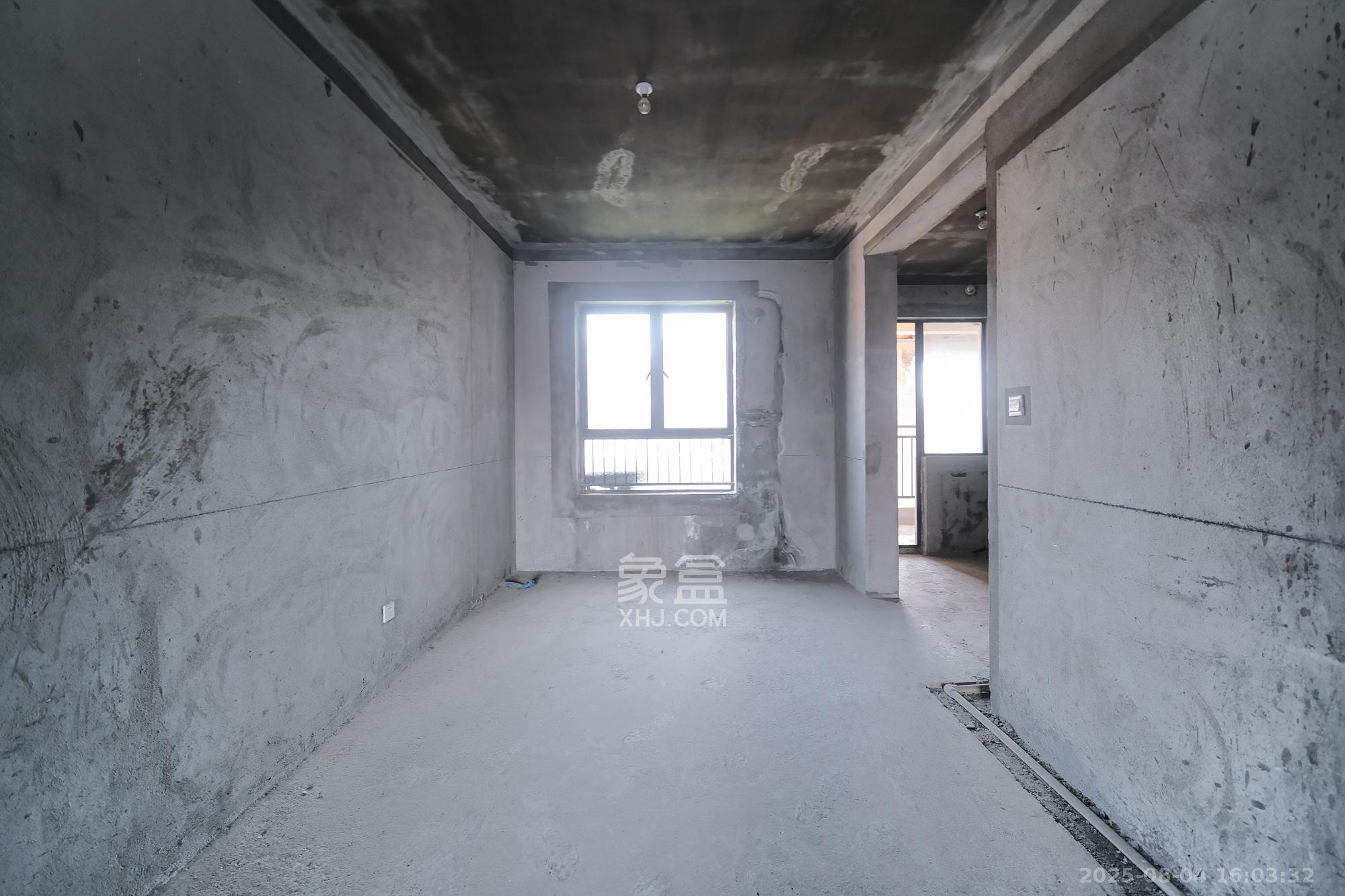 三一街区  5室2厅3卫    95.0万客厅