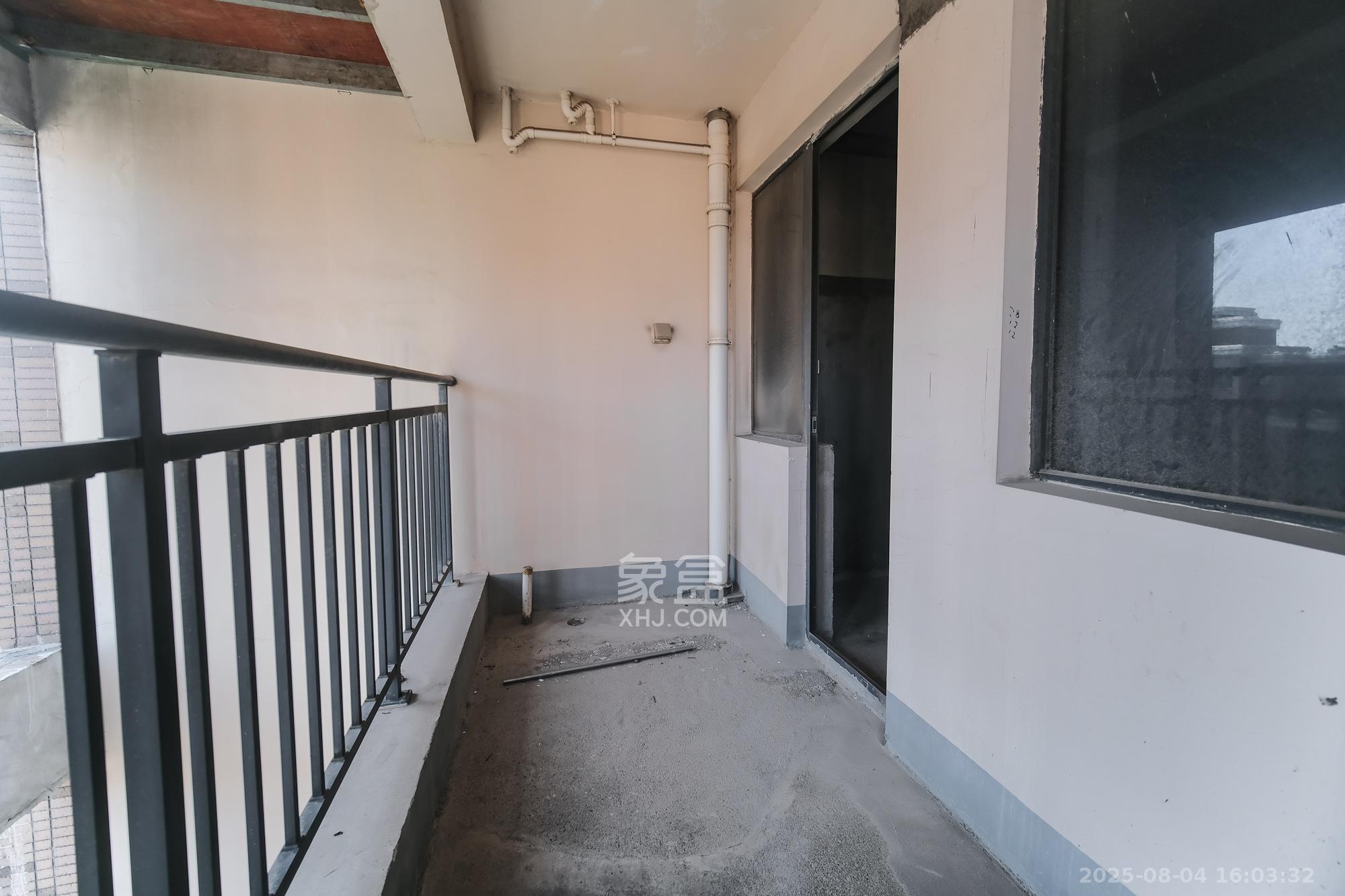 三一街区 5室2厅3卫 95.0万 三一街区 5室2厅3卫 95.0万阳台