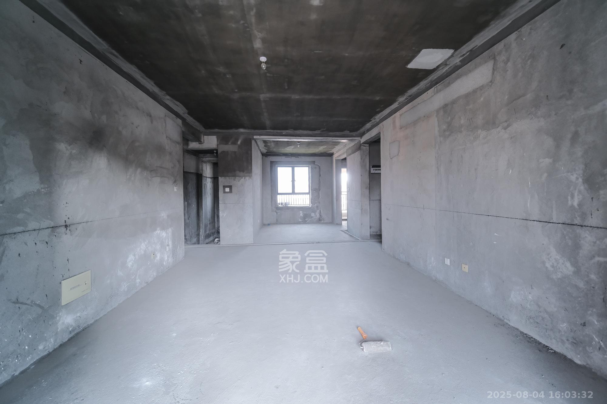 三一街区  5室2厅3卫    95.0万客厅