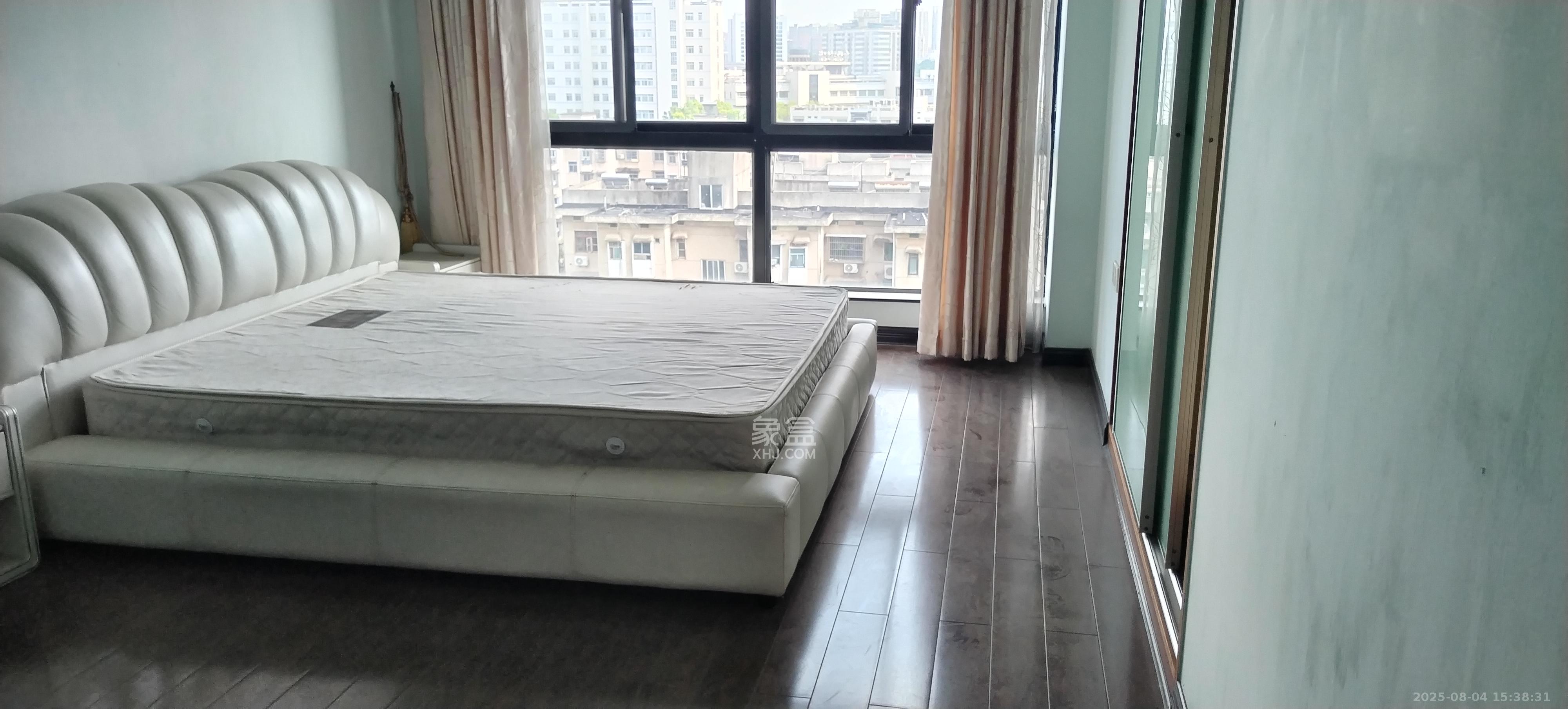 金凤滩家园 3室2厅2卫 2700.0元/月 金凤滩家园 3室2厅2卫 2700.0元/月室内图