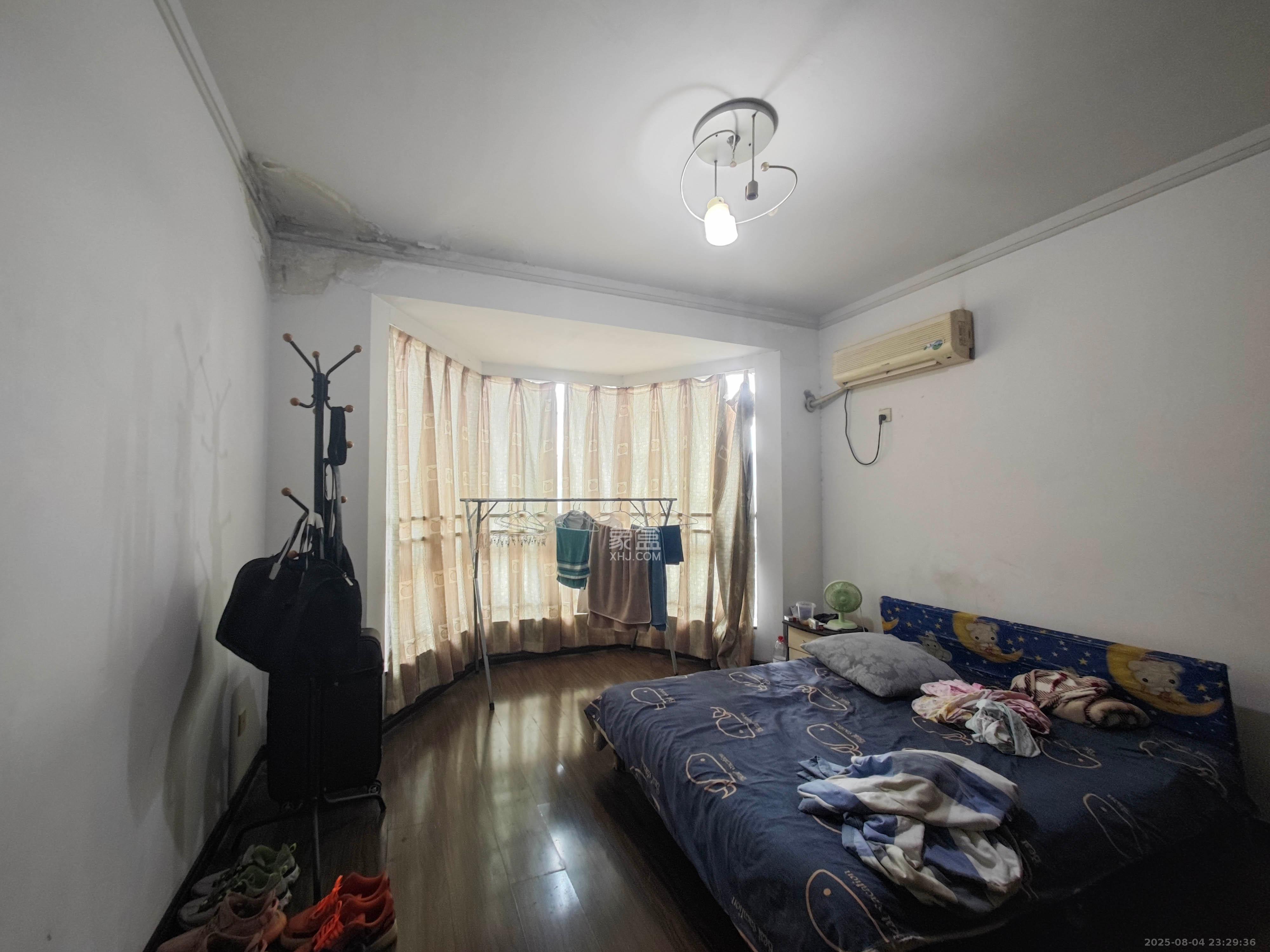 红星商贸城  4室2厅1卫    75.0万卧室