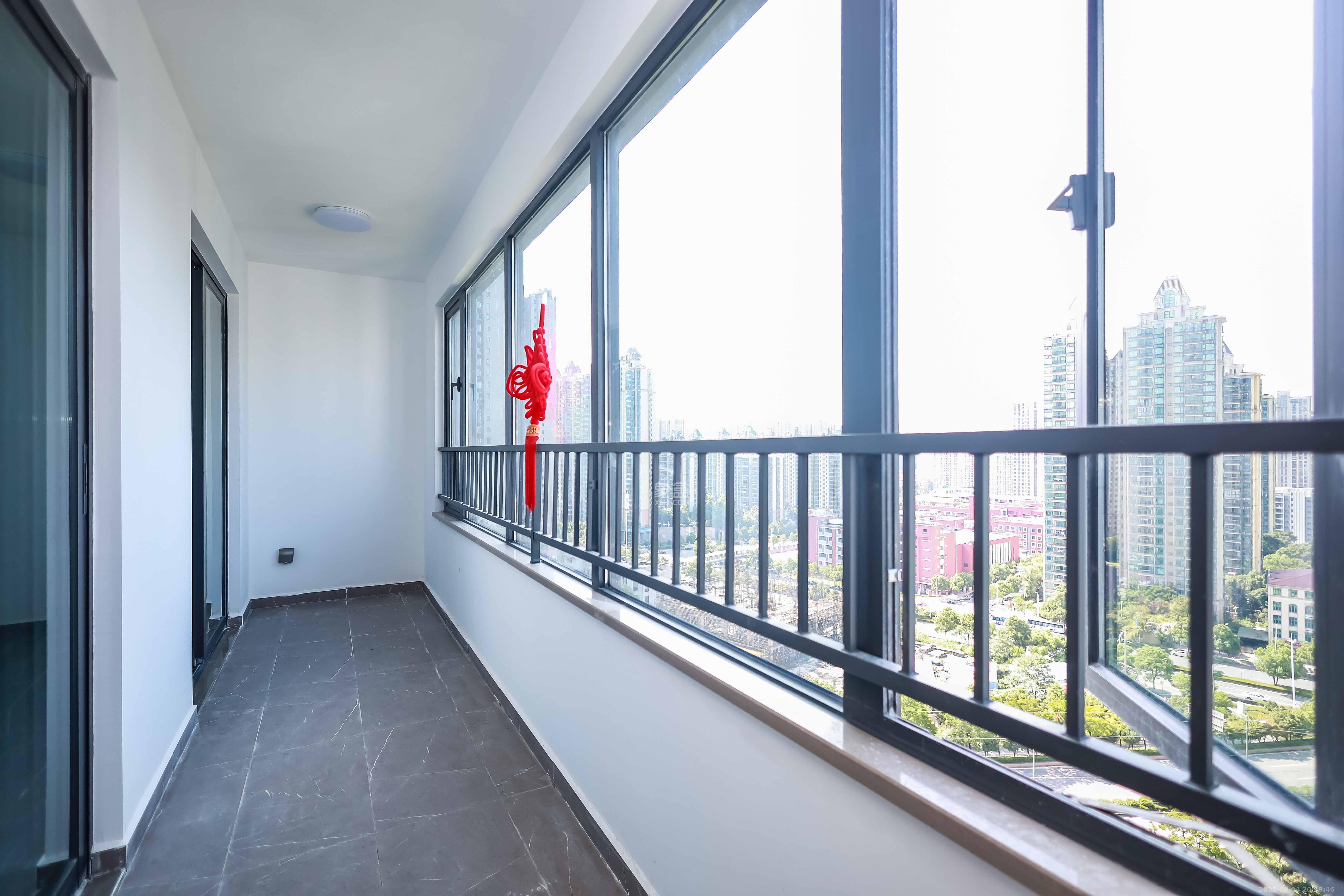 龙湖舜山府  3室2厅2卫    172.0万阳台