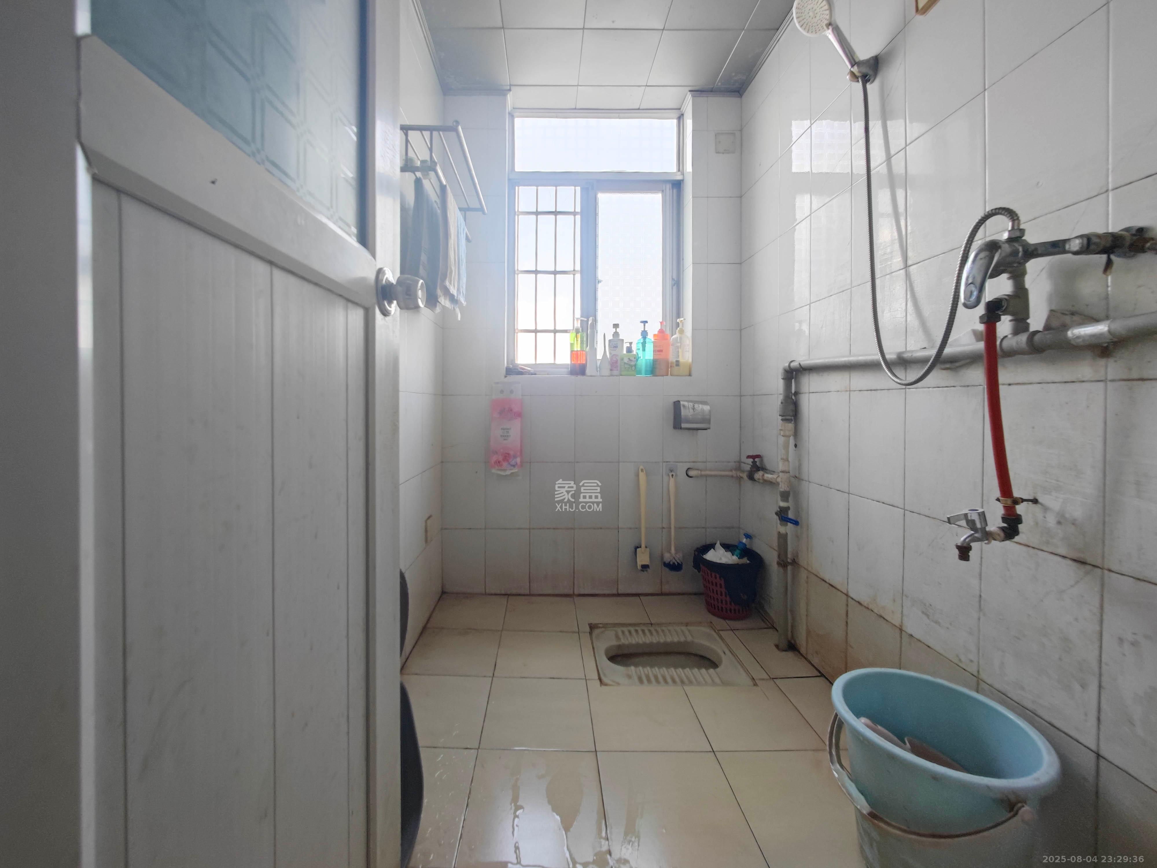 红星商贸城  4室2厅1卫    75.0万卫生间