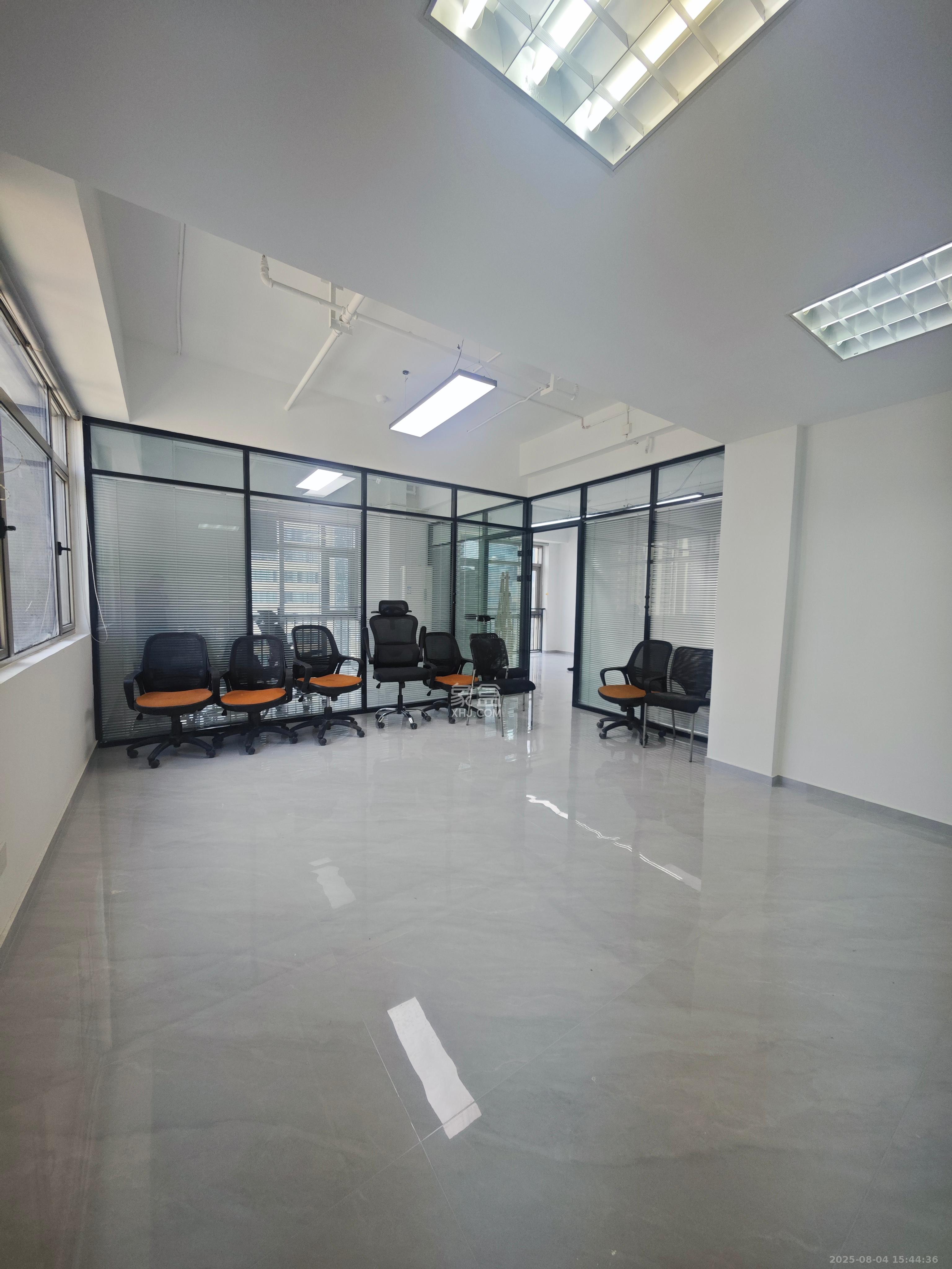 奥克斯广场  2室1厅1卫    5500.0元/月 奥克斯广场  2室1厅1卫    5500.0元/月室内图