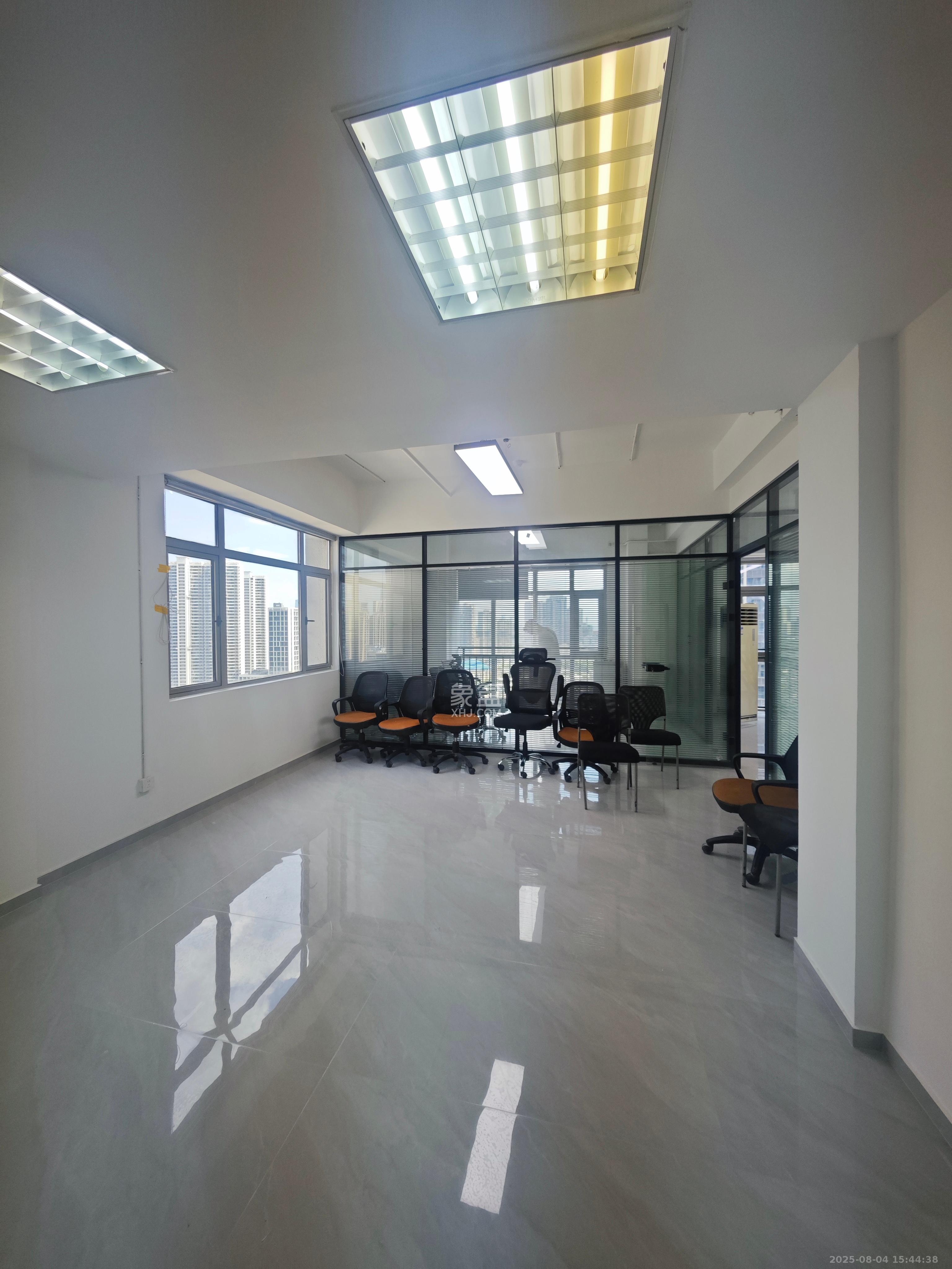 奥克斯广场  2室1厅1卫    5500.0元/月 奥克斯广场  2室1厅1卫    5500.0元/月室内图