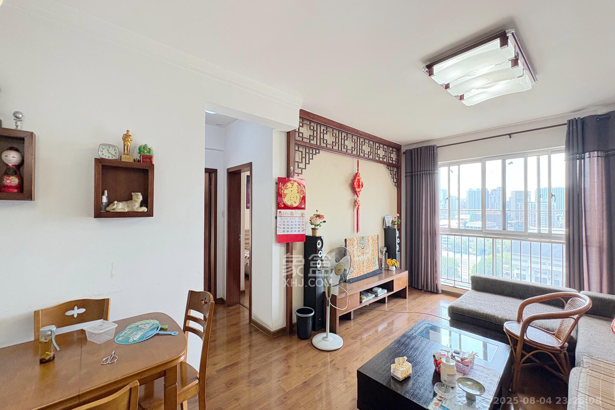 君临国际  3室1厅1卫    155.0万客厅