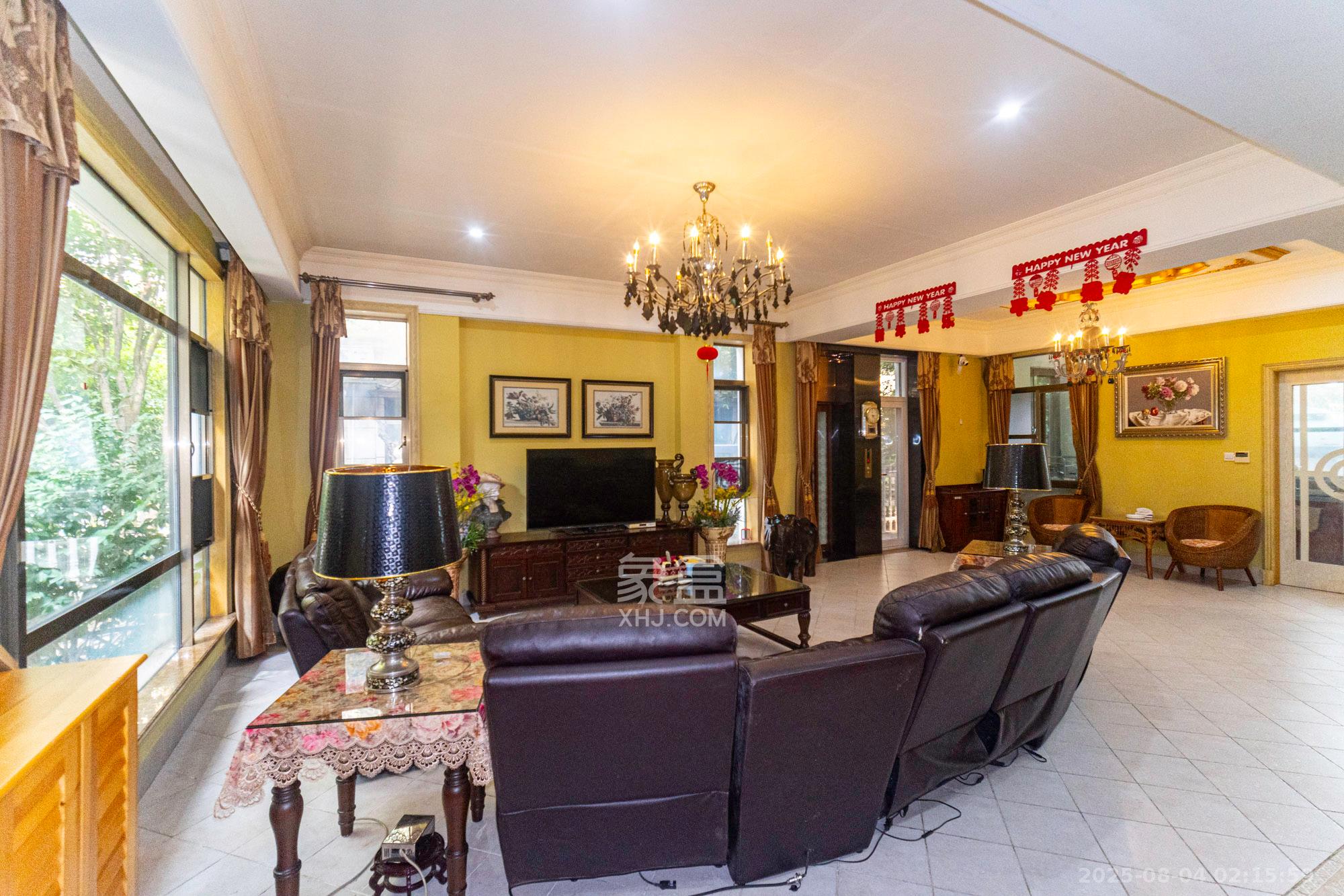 碧桂园威尼斯城 7室3厅2卫 1080.0万 碧桂园威尼斯城 7室3厅2卫 1080.0万客厅