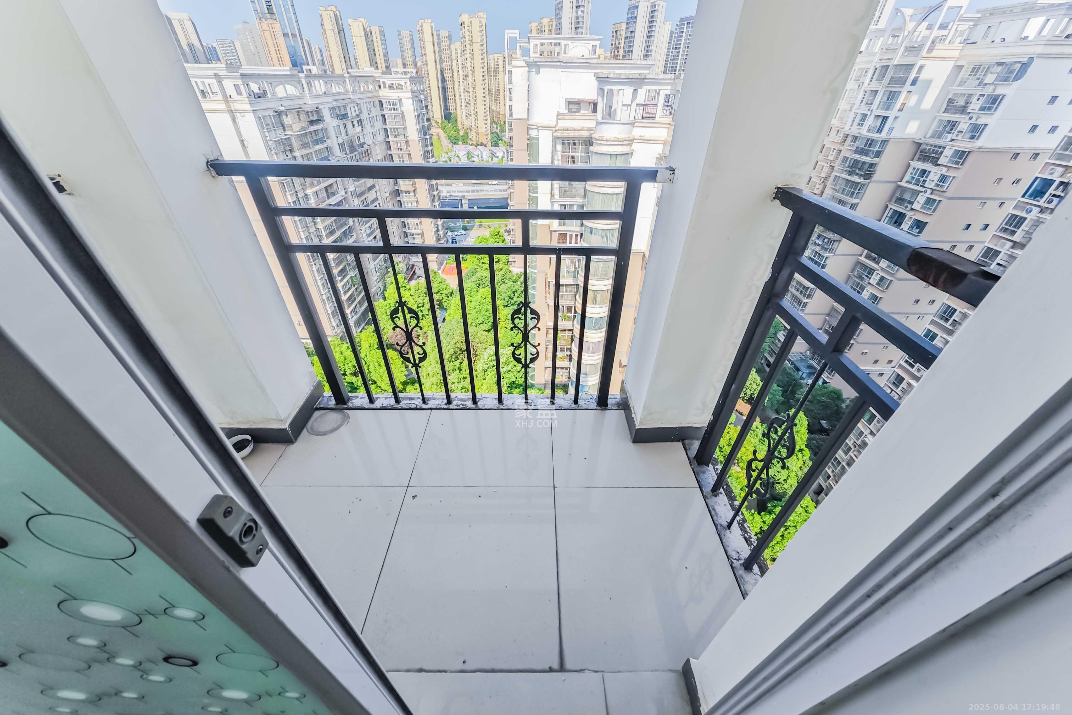 城市山水豪园（山水城市风景）  3室1厅2卫   88.00万阳台