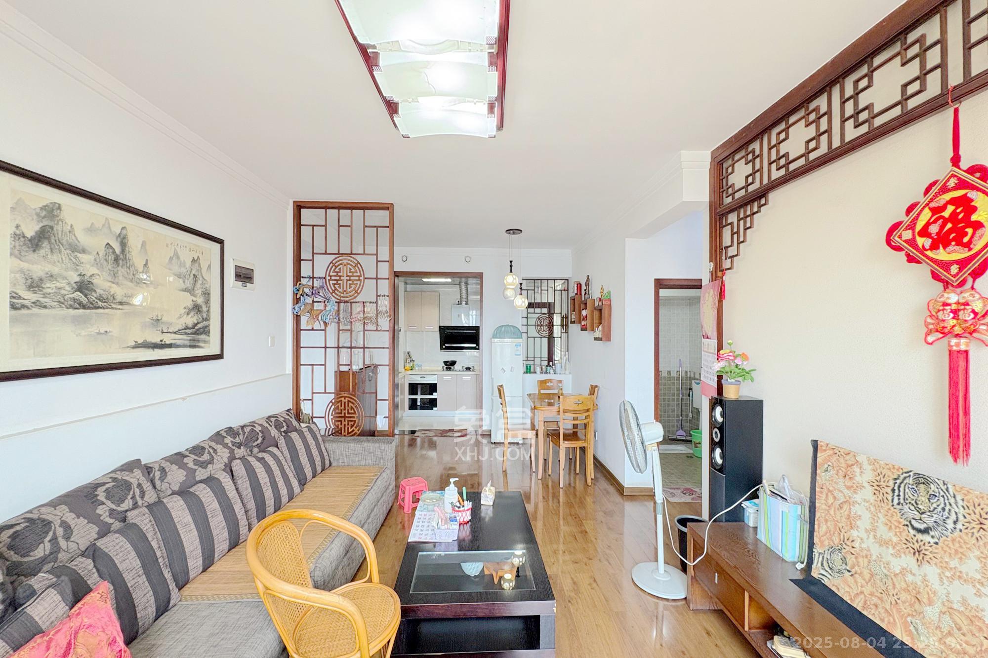 君临国际  3室1厅1卫    155.0万客厅