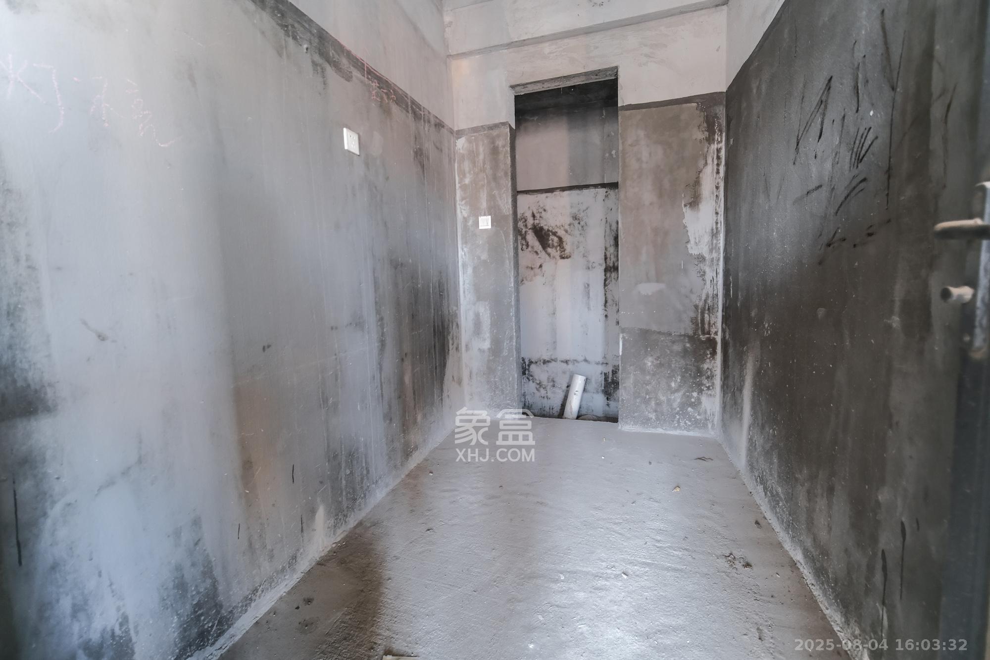 三一街区 5室2厅3卫 95.0万 三一街区 5室2厅3卫 95.0万卧室