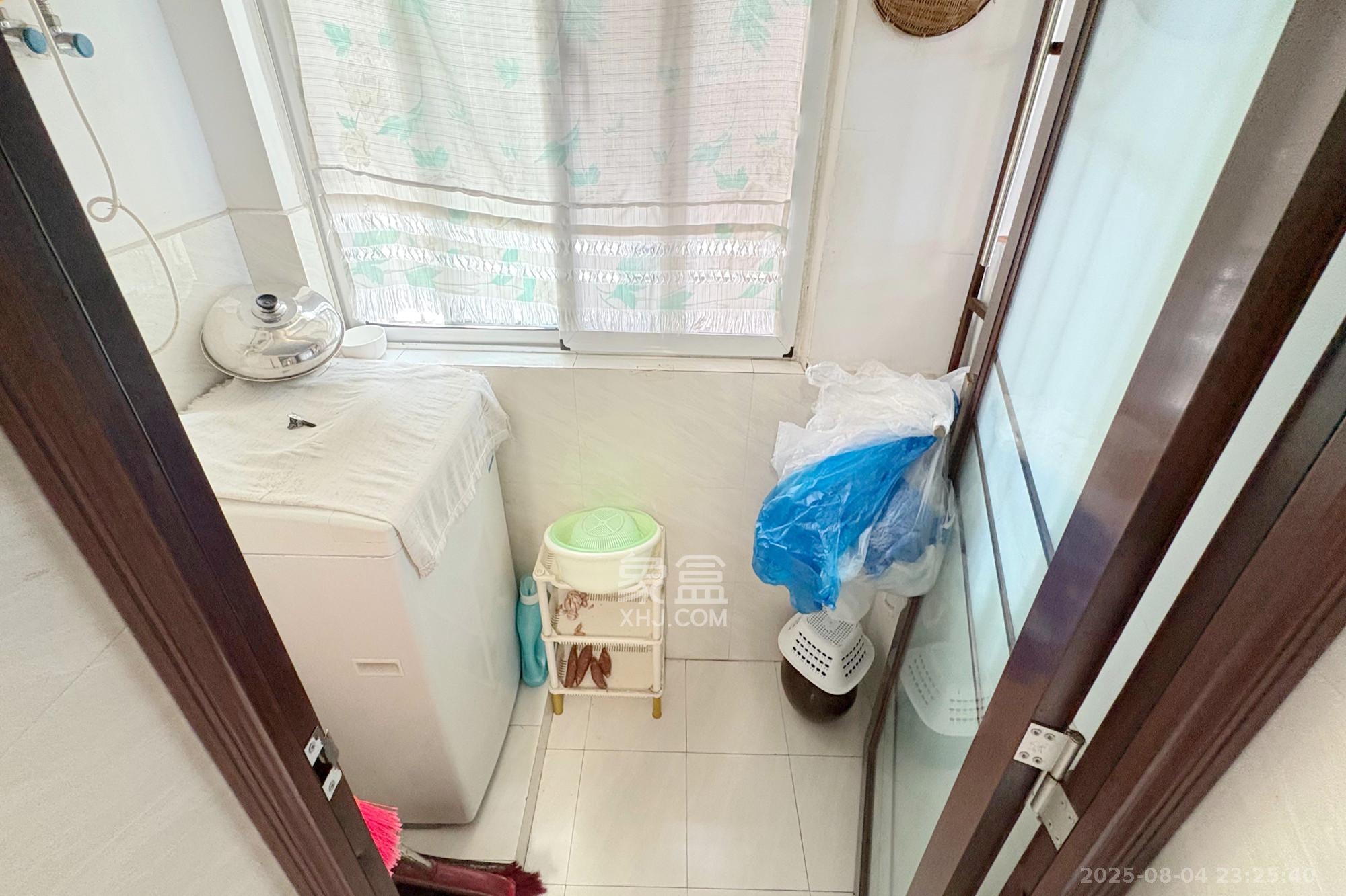 君临国际  3室1厅1卫    155.0万阳台