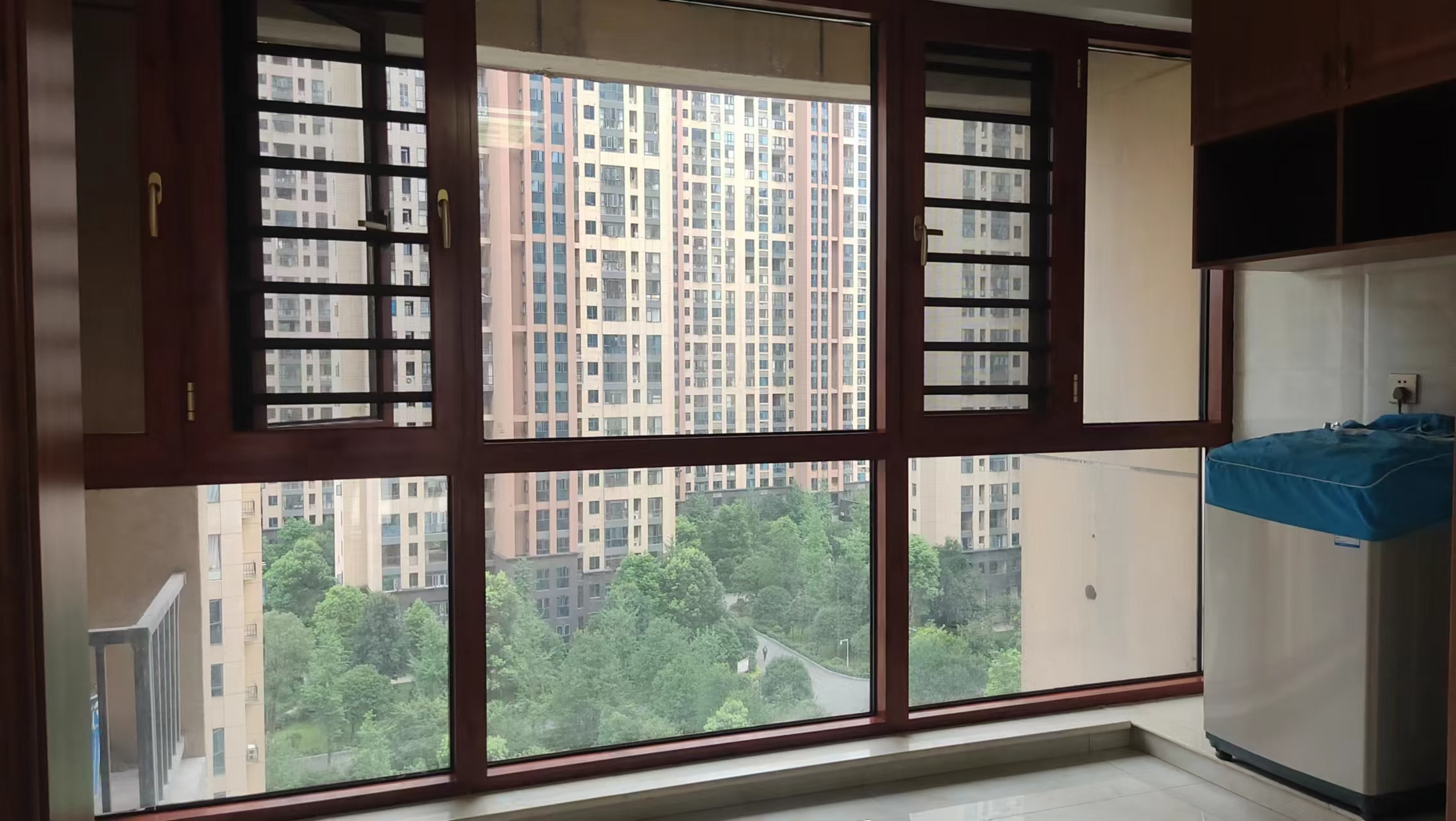 百弘学府城  3室2厅2卫    1700.0元/月室内图