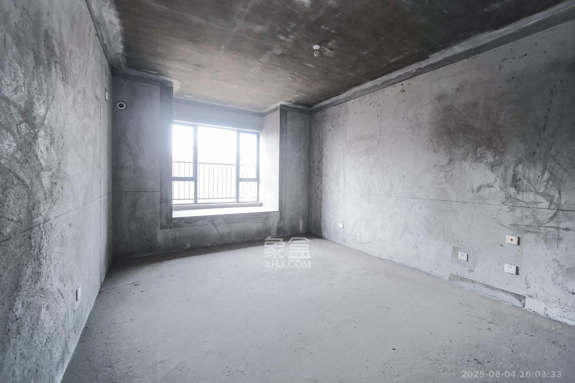 三一街区  5室2厅3卫    95.0万卧室