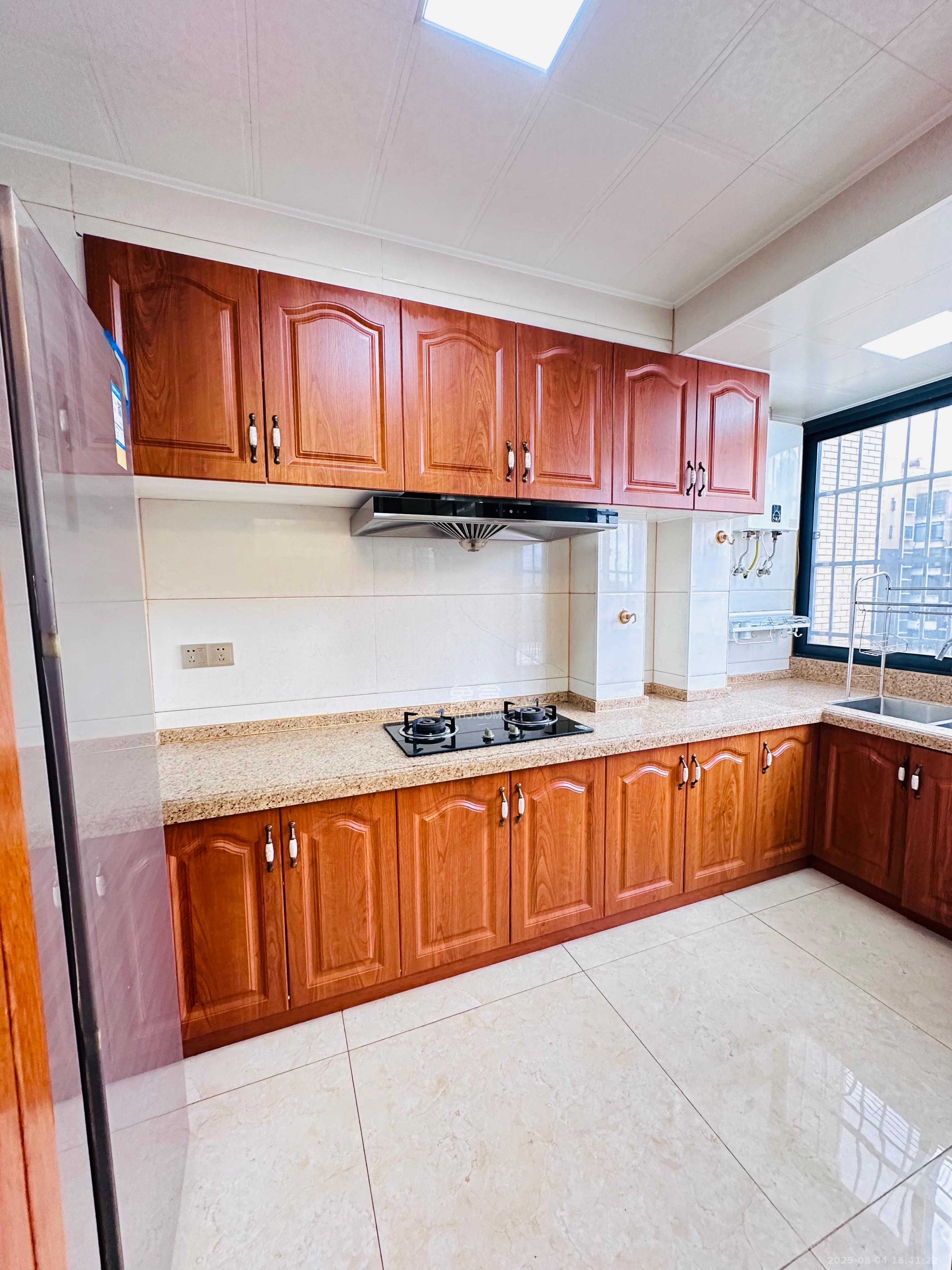 中国铁建国际城二期  3室2厅1卫    2300.0元/月 中国铁建国际城二期  3室2厅1卫    2300.0元/月室内图