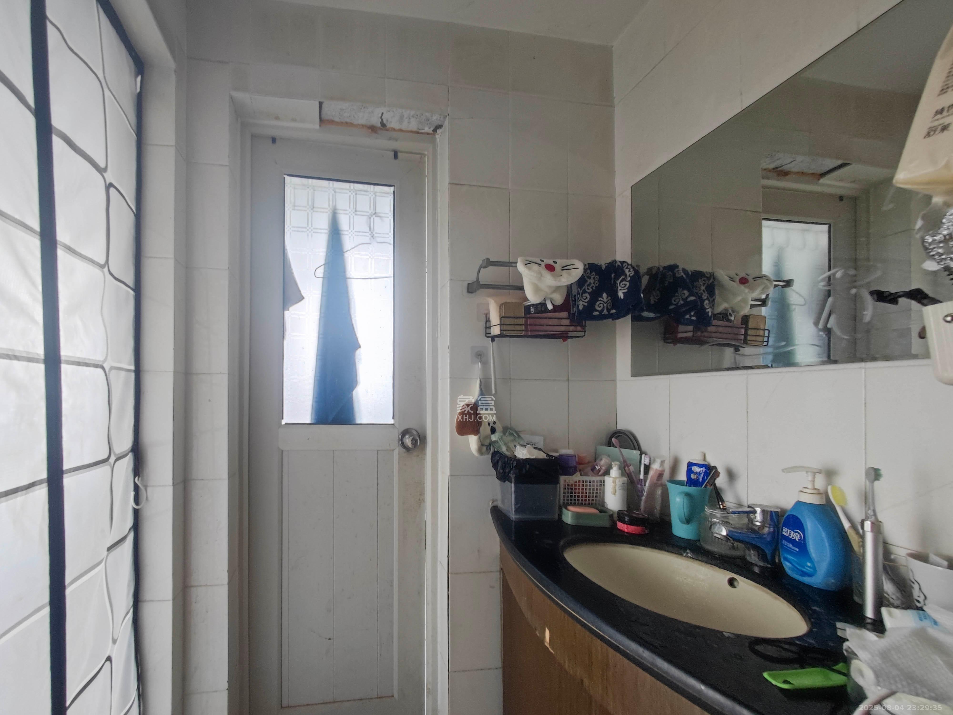 红星商贸城  4室2厅1卫    75.0万卫生间