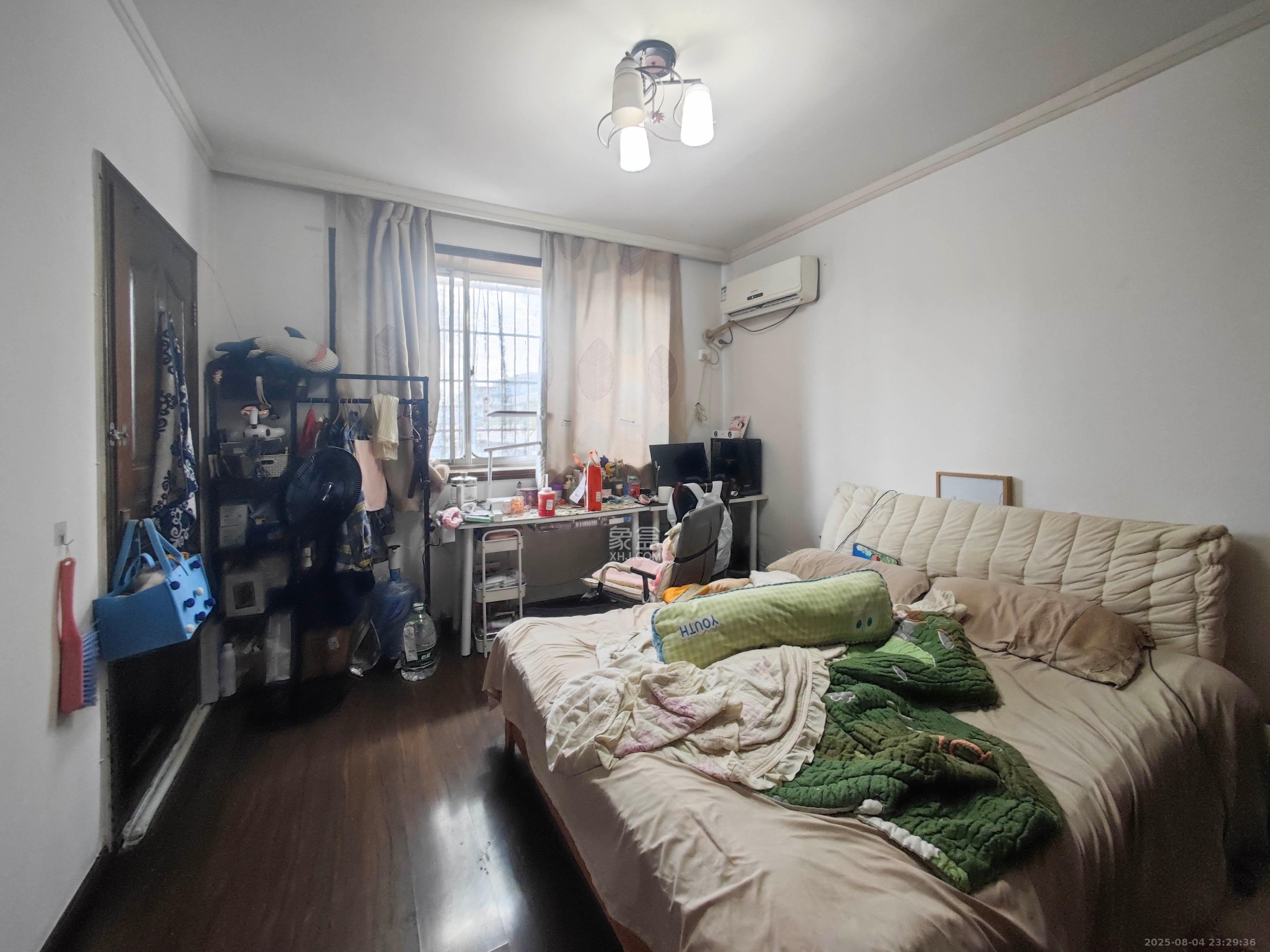 红星商贸城  4室2厅1卫    75.0万卧室