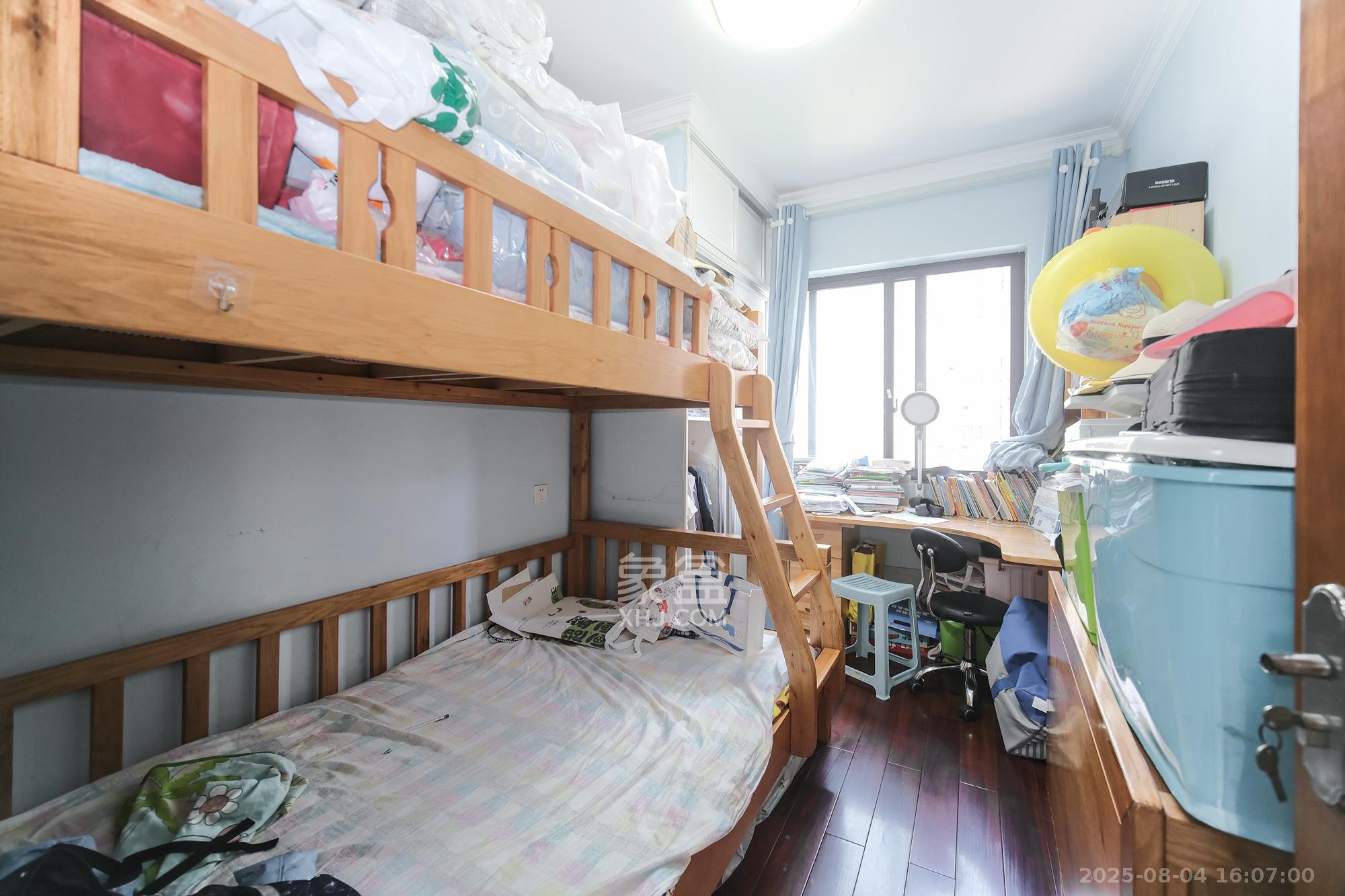 保利香槟国际  3室2厅1卫   82.00万卧室