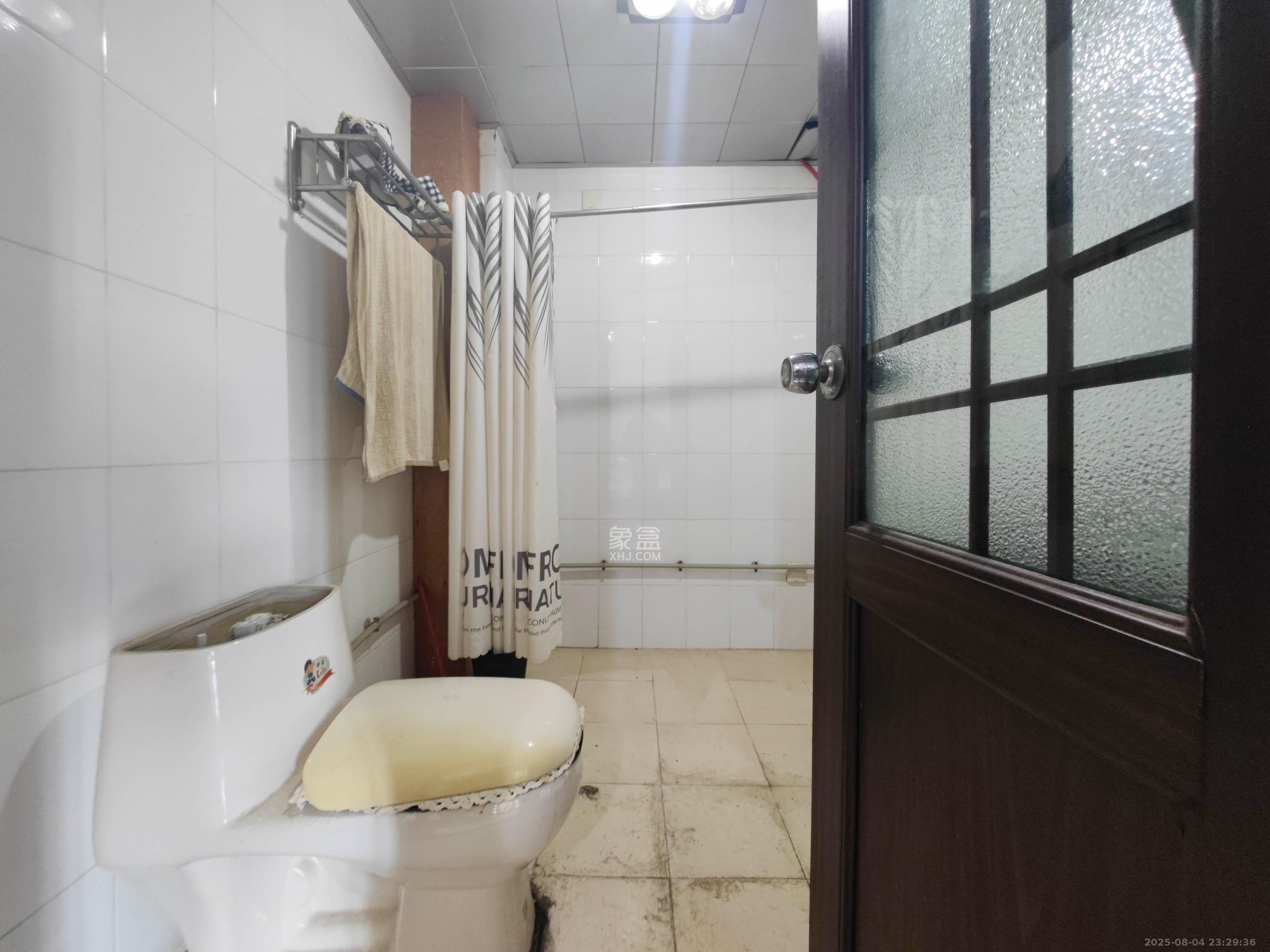 红星商贸城  4室2厅1卫    75.0万卫生间