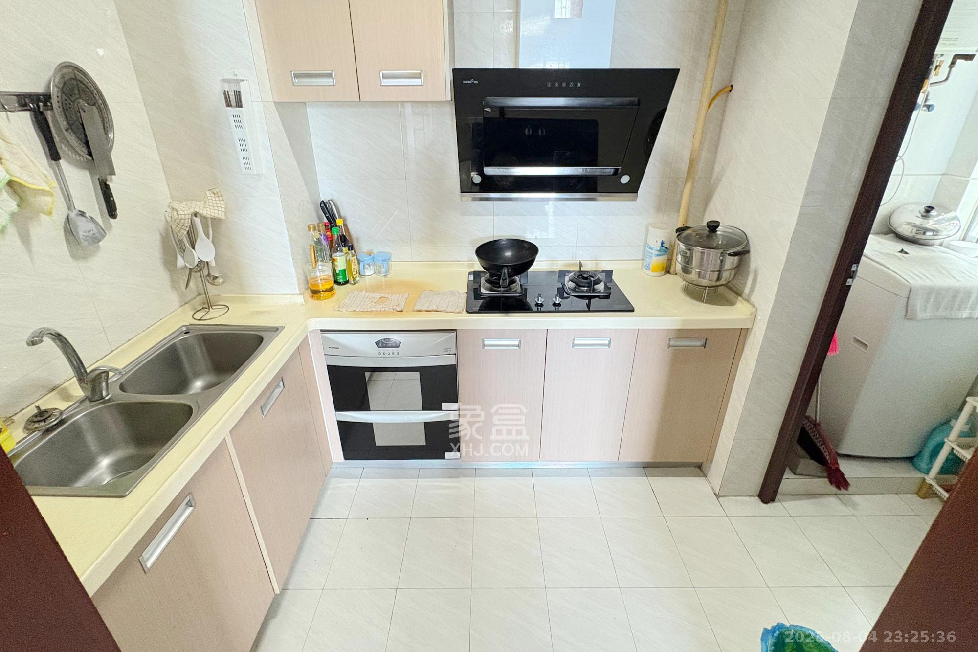 君临国际  3室1厅1卫    155.0万厨房