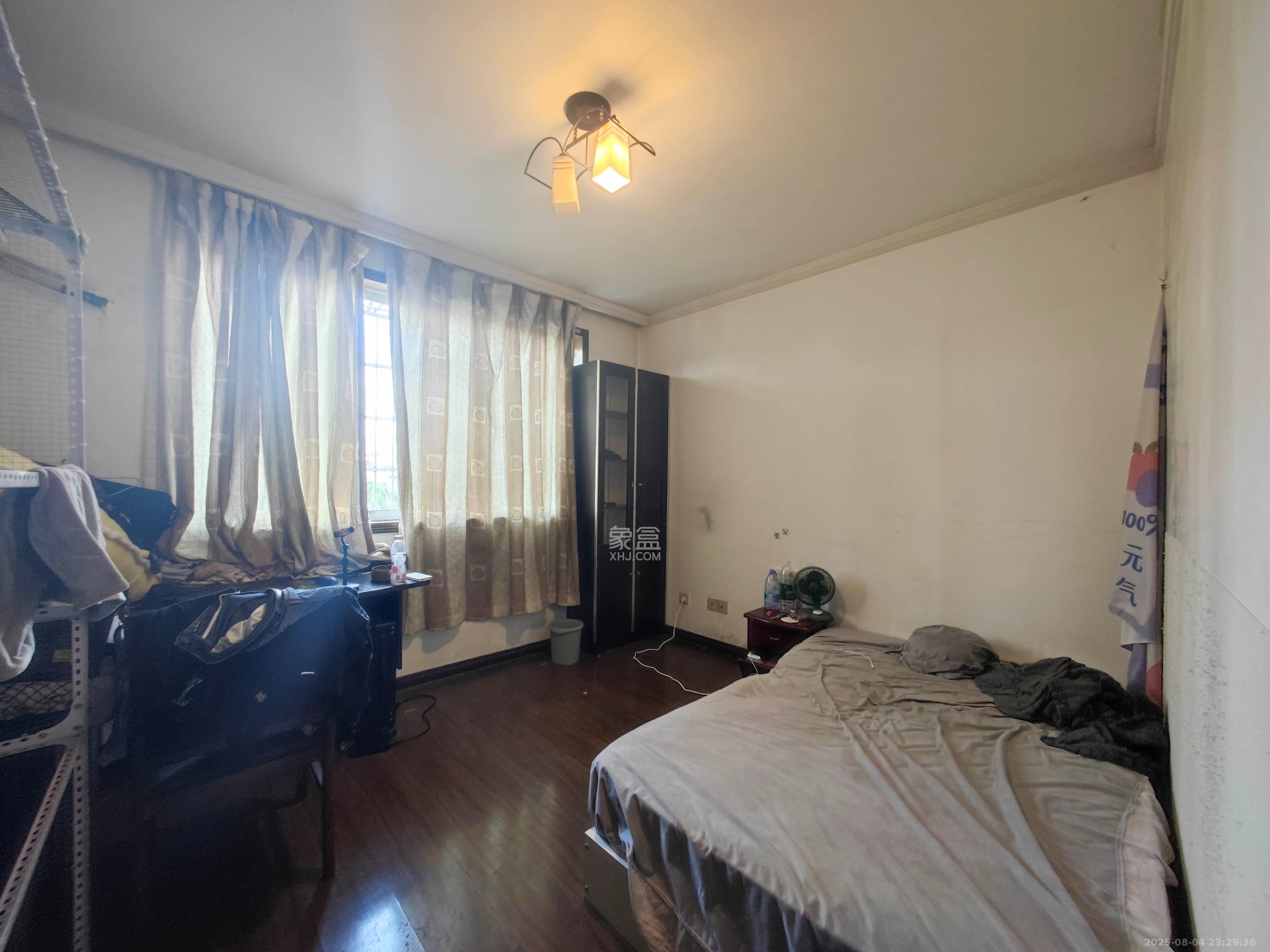 红星商贸城  4室2厅1卫    75.0万卧室